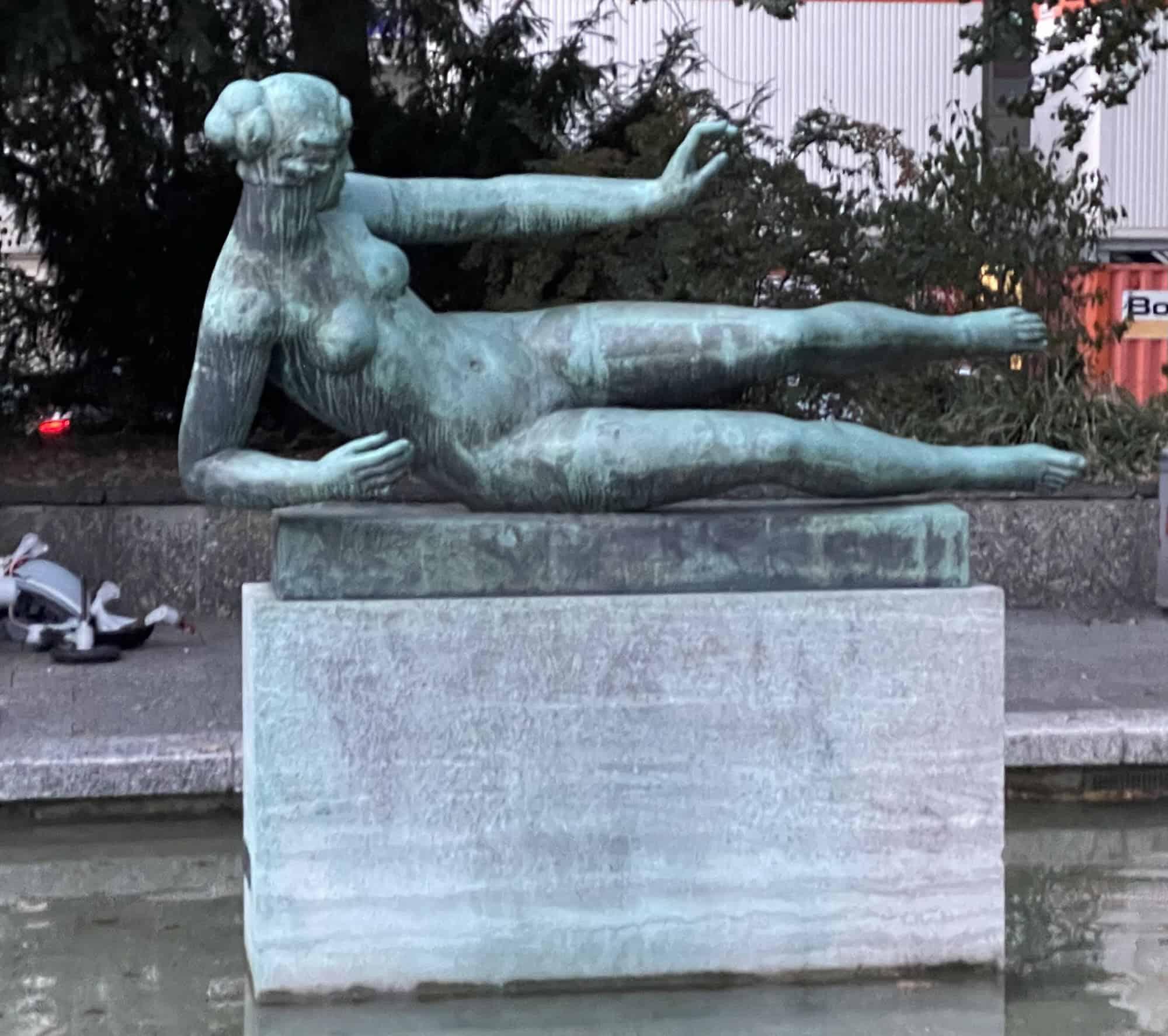 Bronzeskulptur der Dame, die in der Wanne ausgerutscht ist.
