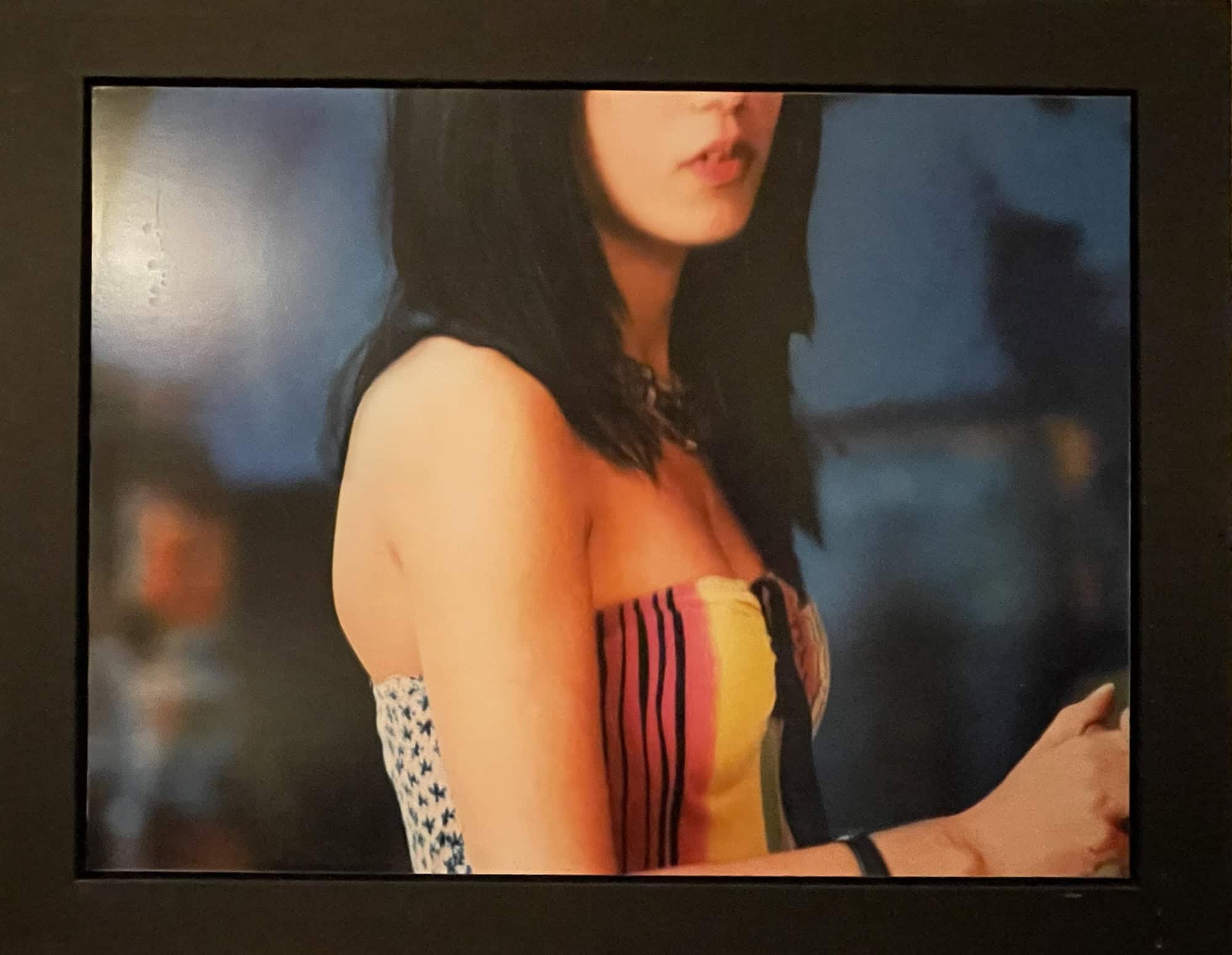 Portraitgemälde einer fitorealistischen Frau (Gesicht ab Nase abgeschnitten), schulterloses Kleid, bunt und lange schwarze Haare.