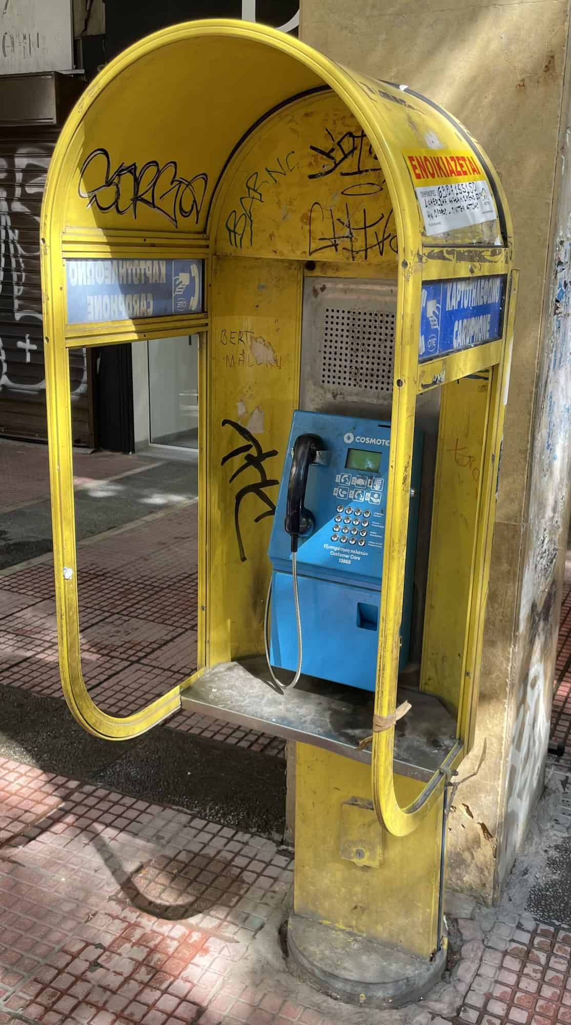 Gelbes halboffenes Telefonzellenhäuschen