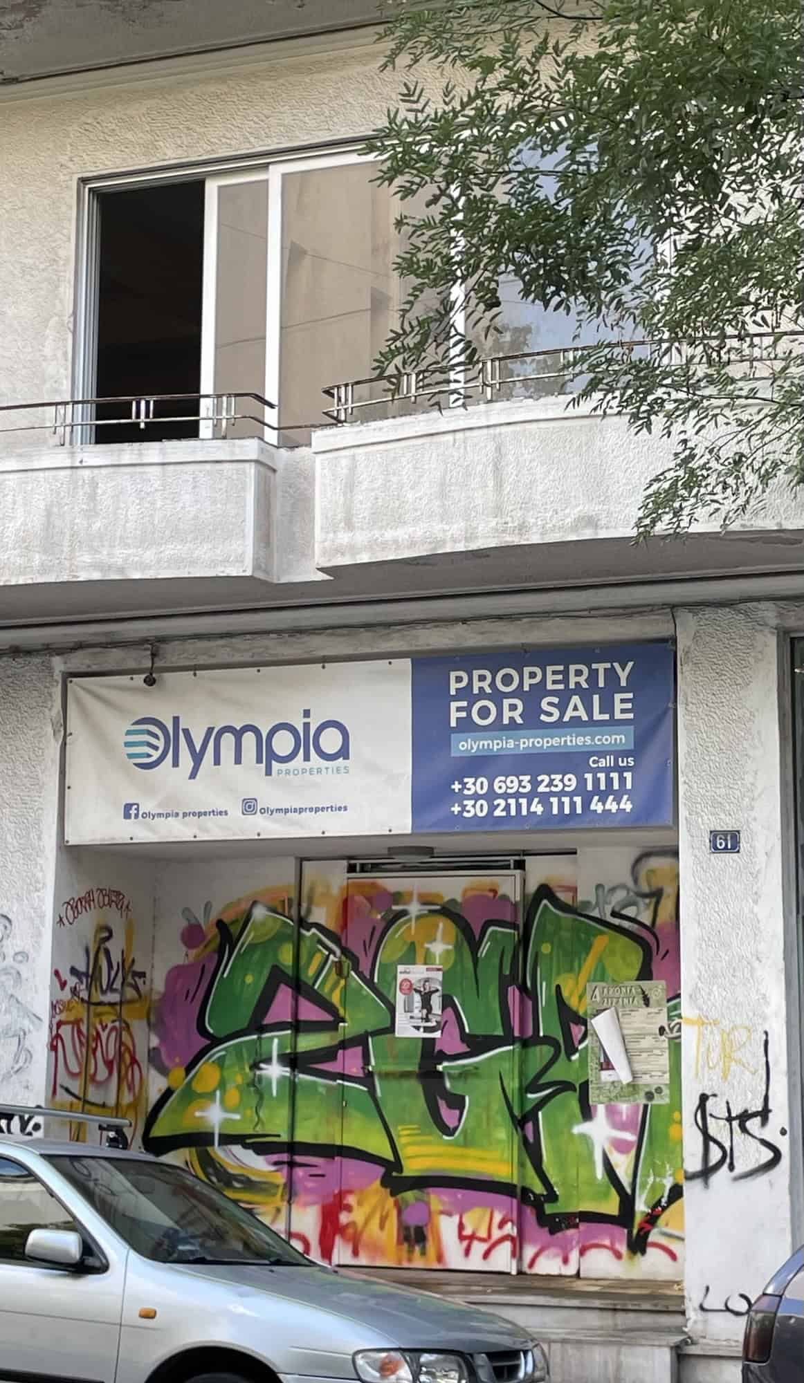 Ein Geschäft mit Graffiti zum Verkauf in Häuserzeile.