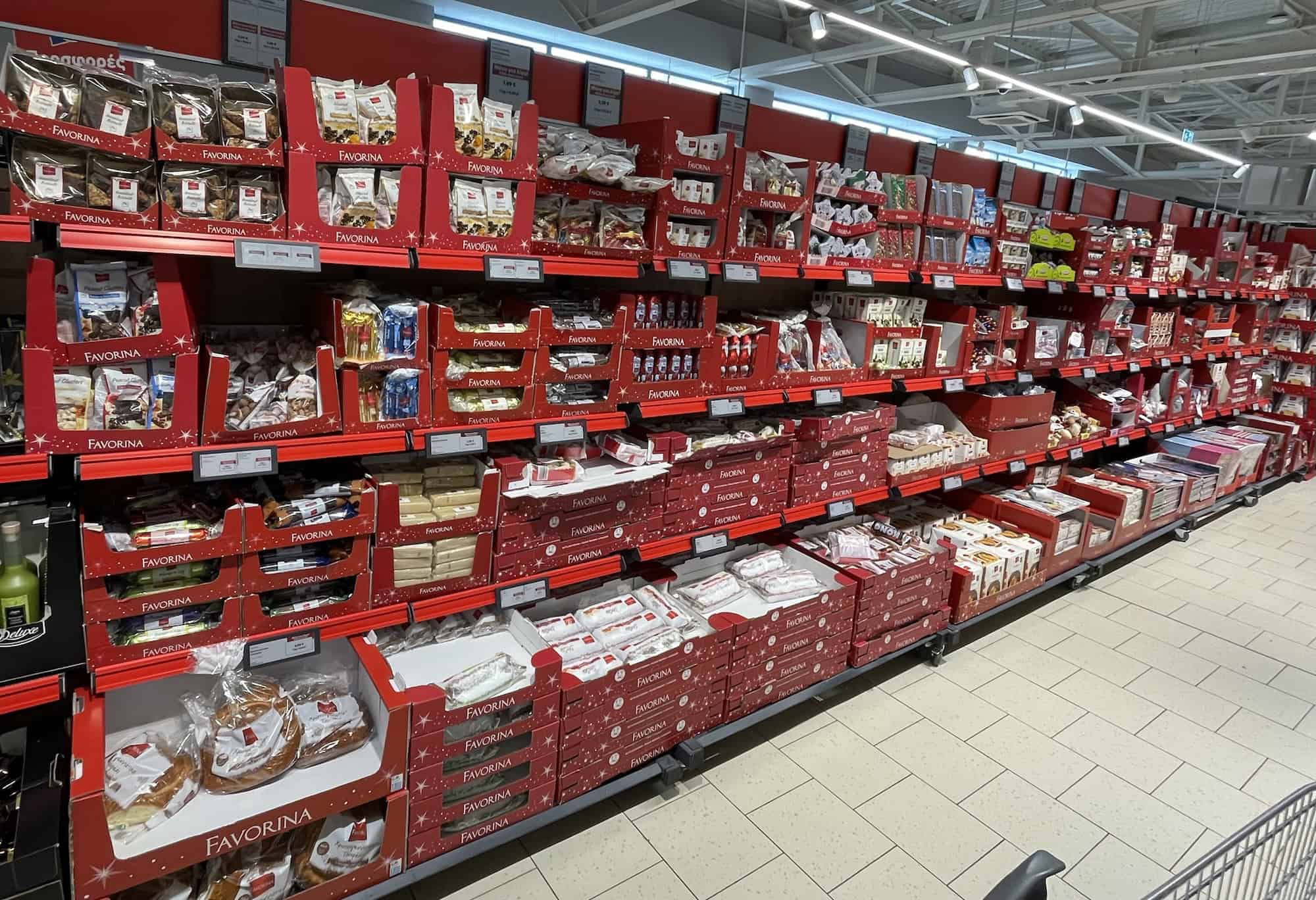 Lange Regalreihe: Weihnachtskekseinvasion mit der Hausmarke von Lidl.