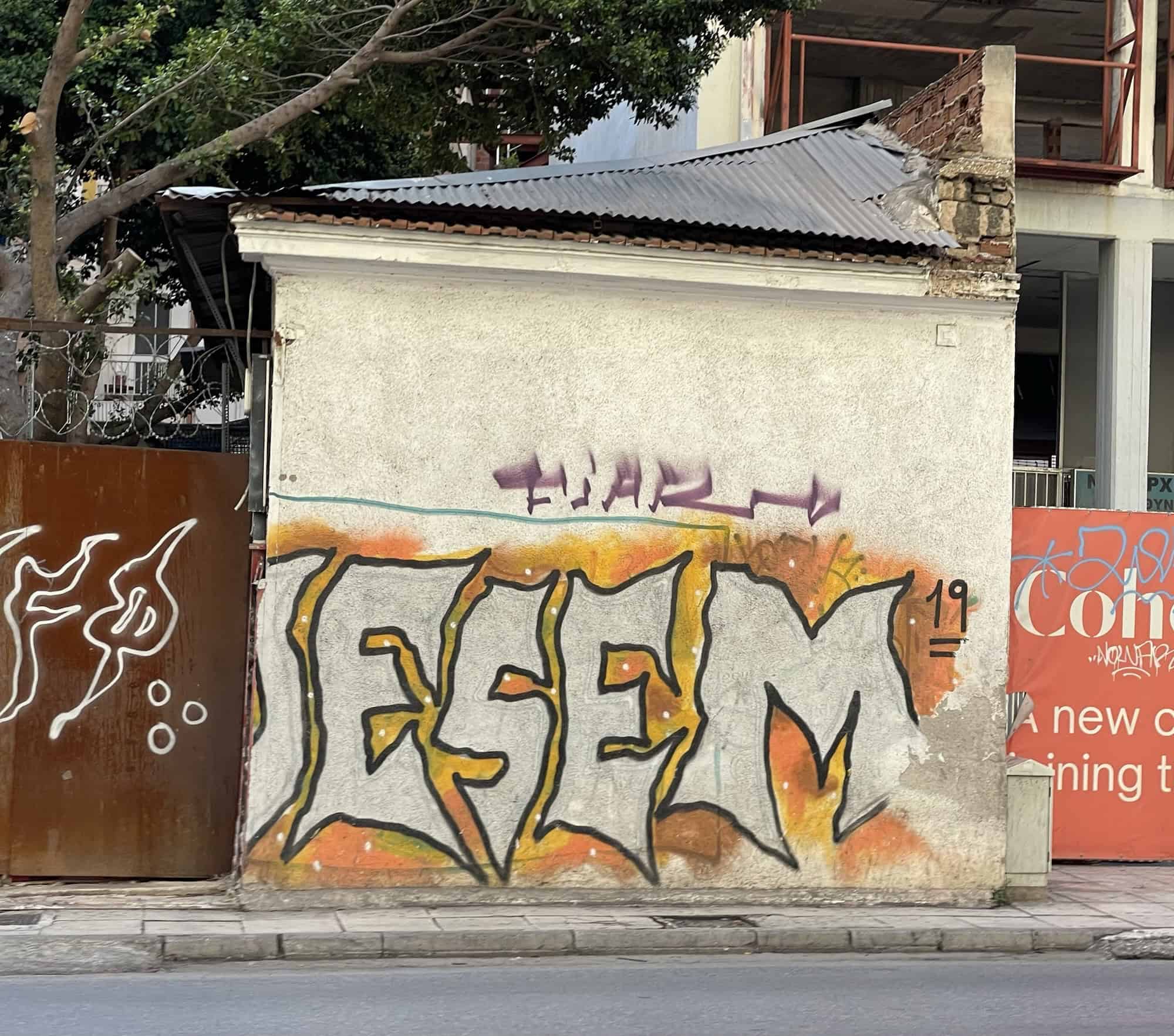 Graffiti an einem kleinen Funktionshäuschen.