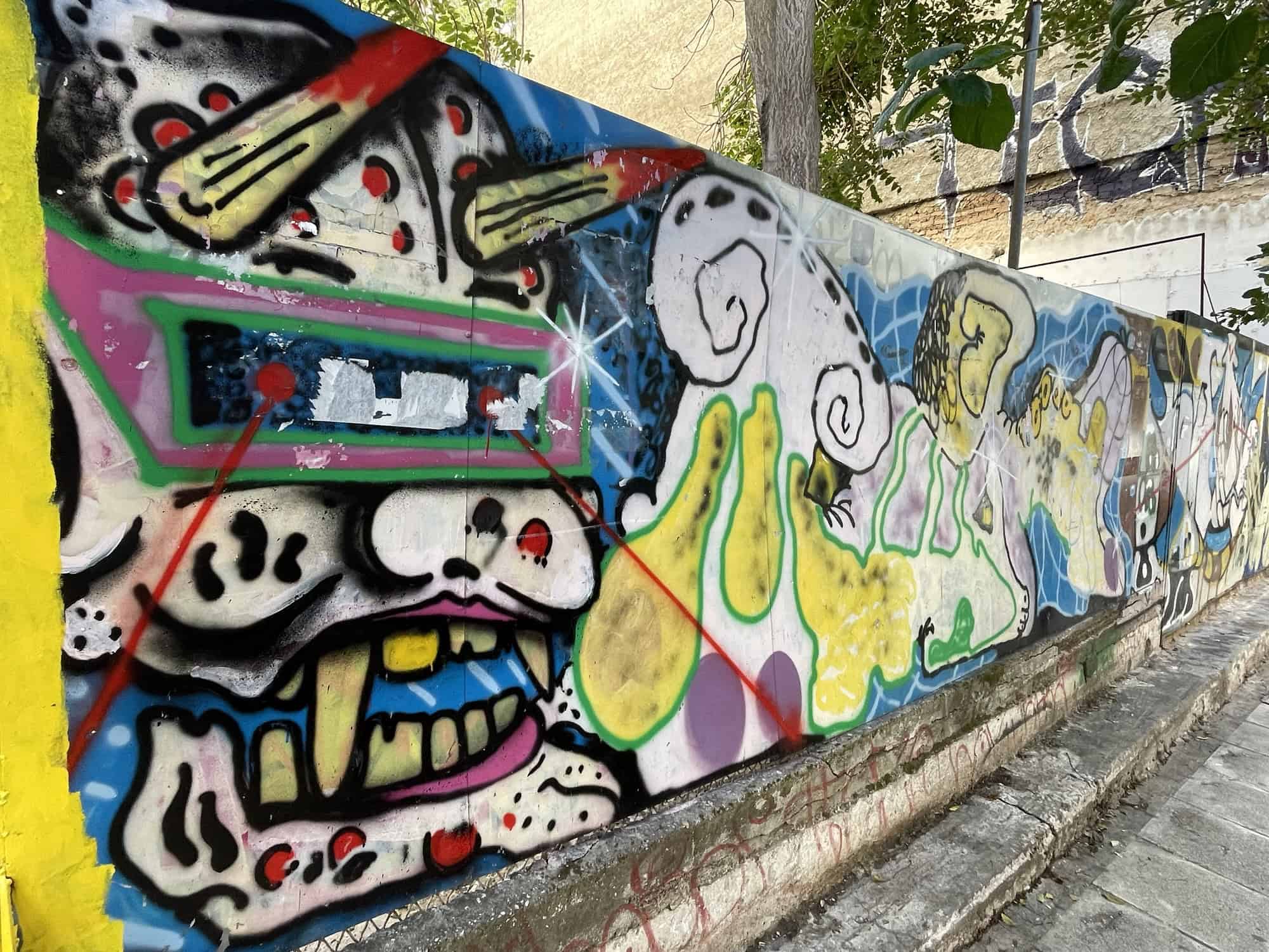 Eine Wand voll mit bunten Graffitis.