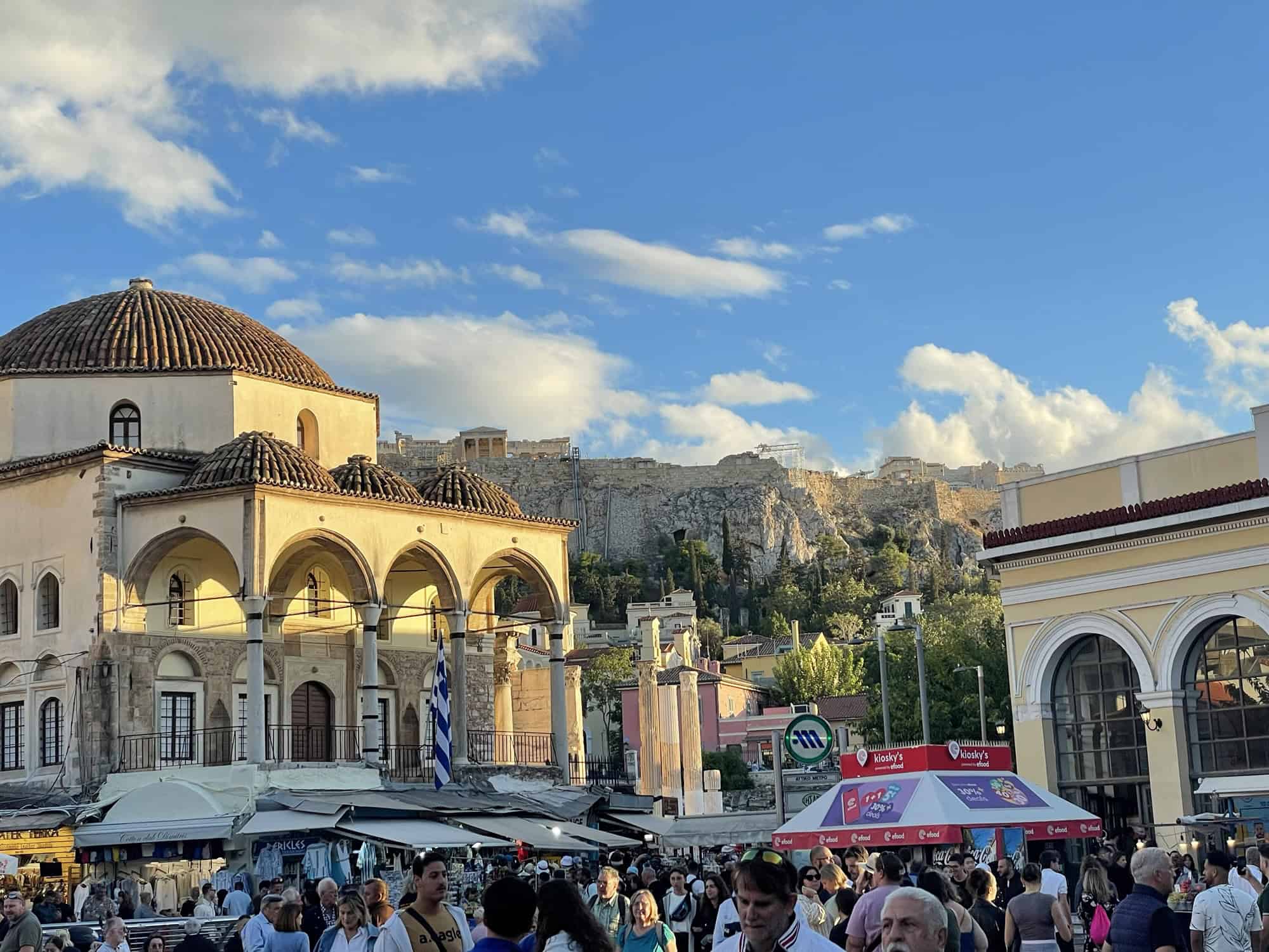 Der Blick auf einen bekebten Platz, im Hintergrund auf dem Berg die Akropolis.