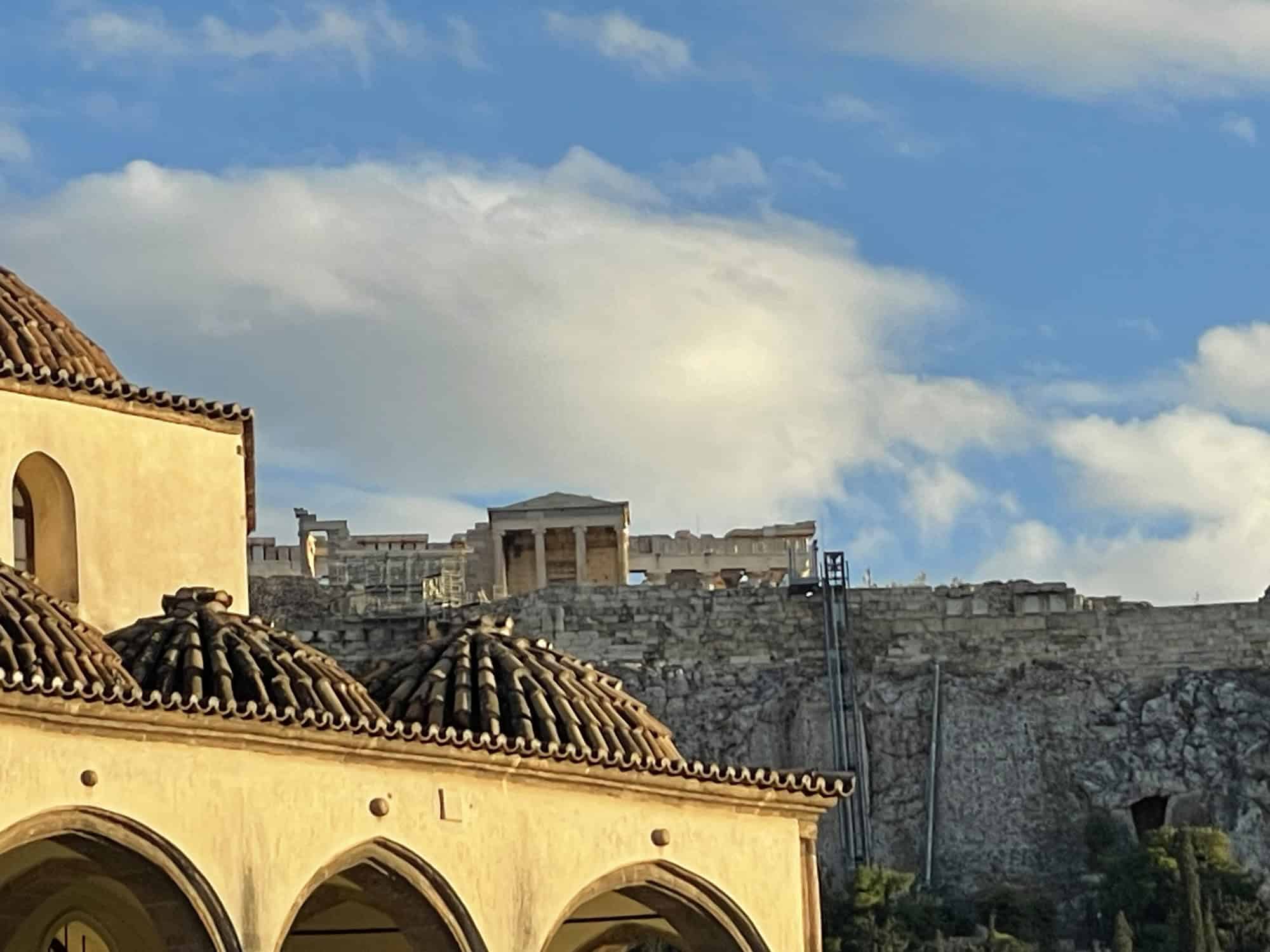 Fassadw im Vordergrund, dahinter die Aktopolis.