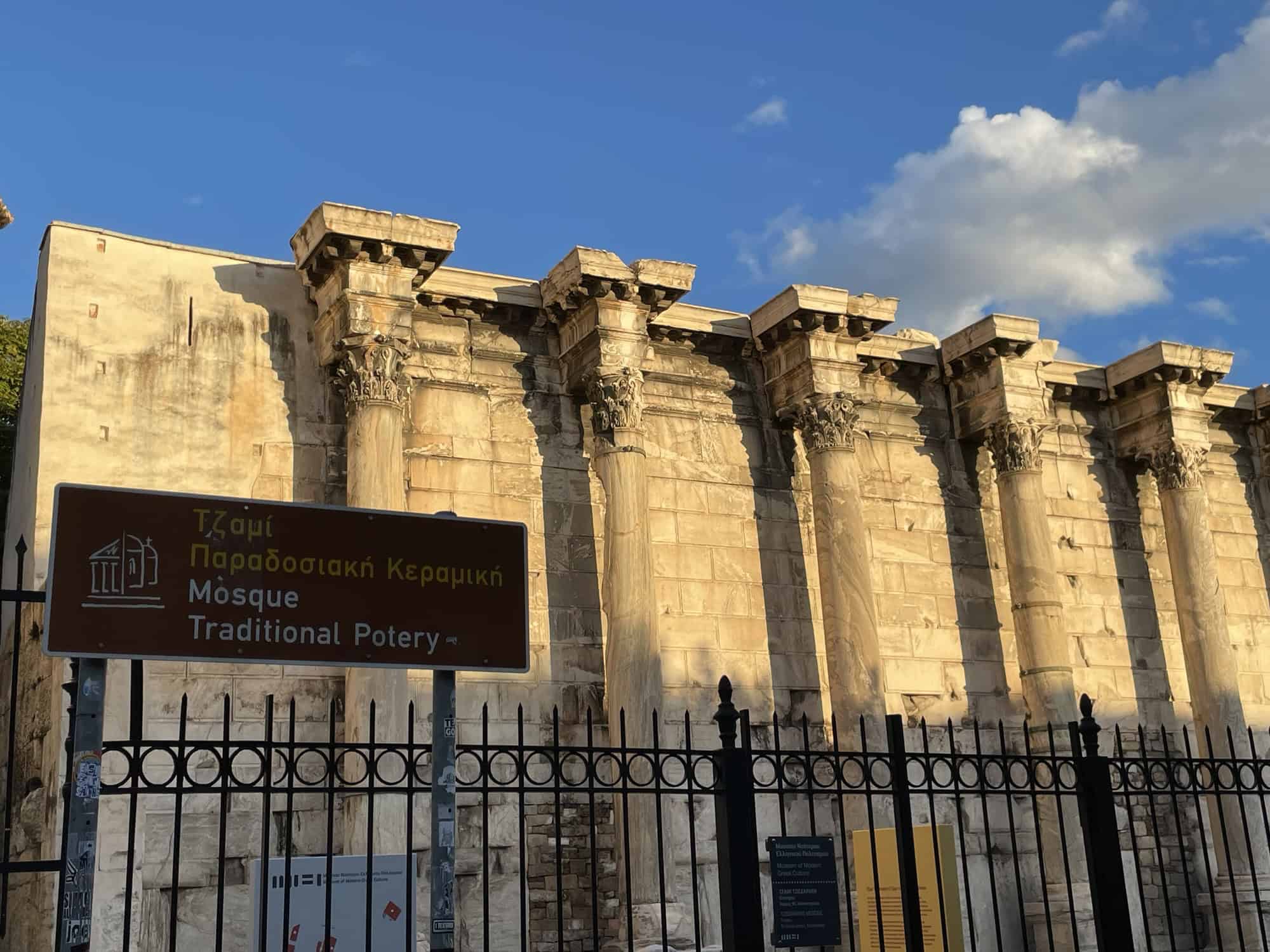 Ausgrabungsstätten einer traditionelken Töferei mit einer Fassadenansicht.