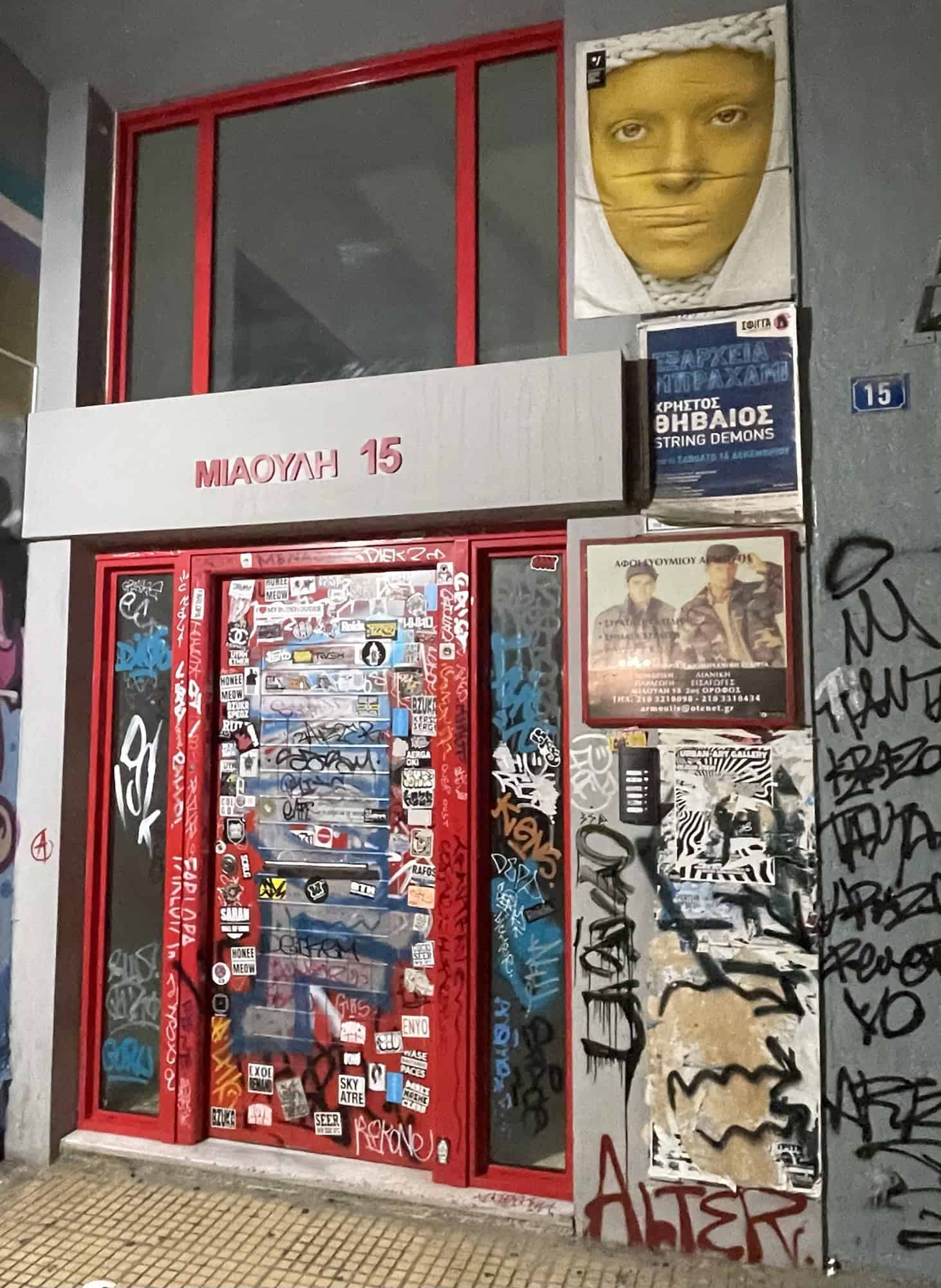 Hauseingangszeile, voll mit Tagss, kleineren Graffitis und Aufklebern.