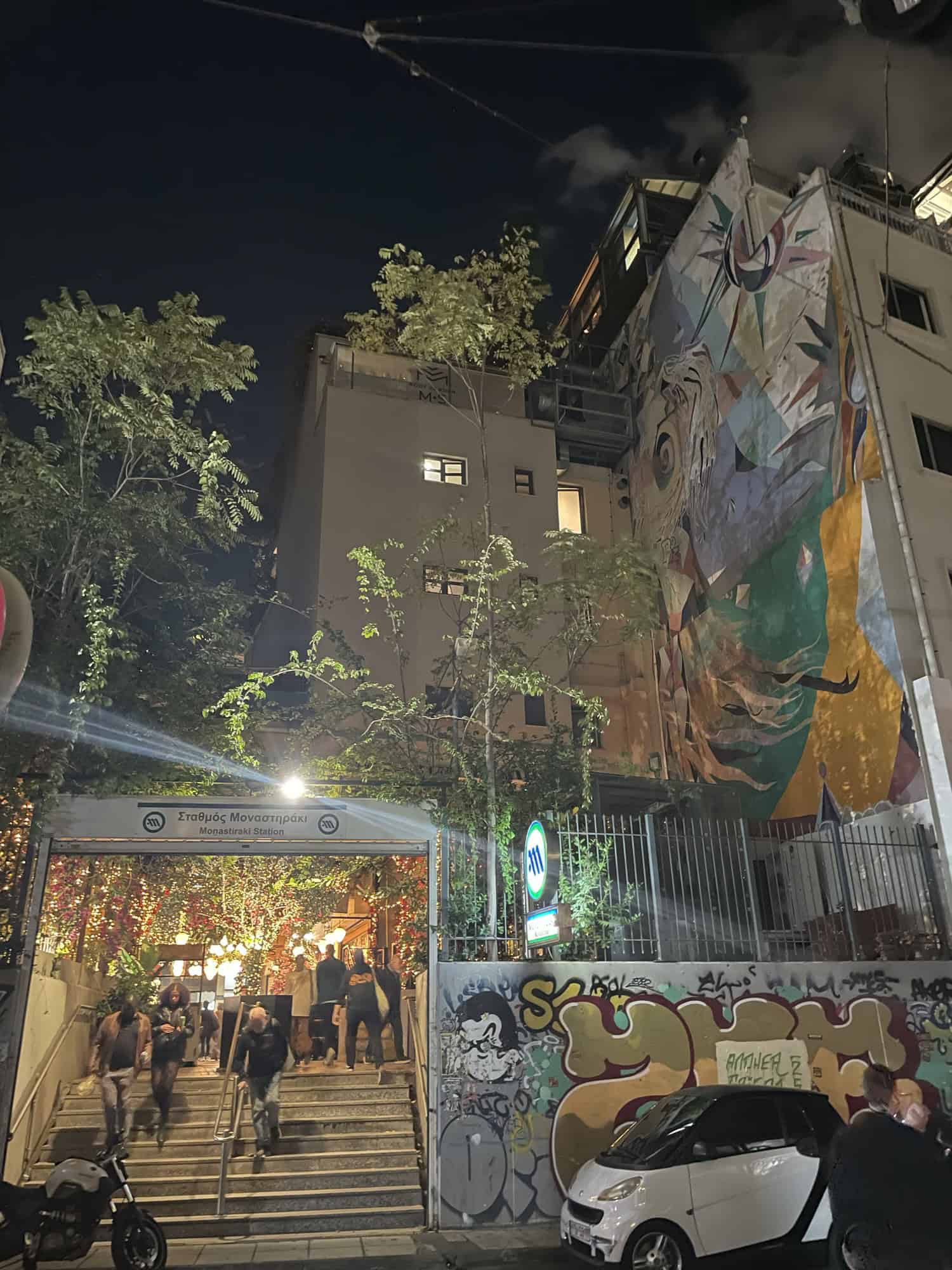 Das Haus mit Graffitiwand und mit Restaurants - auch der 360 Grad Roof Top Bar mit Sicht uf die Akropolis.
