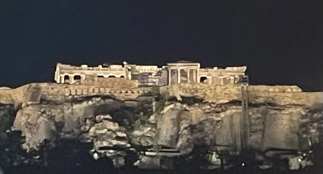 Die beleuchtete Akropolis nah rangezoomt.