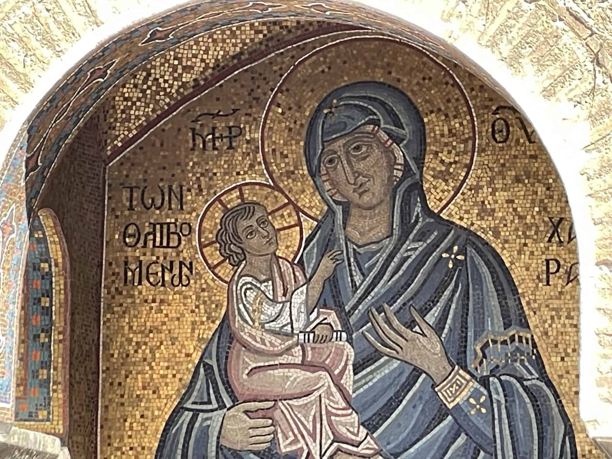 Ein goldenes Marienbild mit Jesuskind an der Kirche,