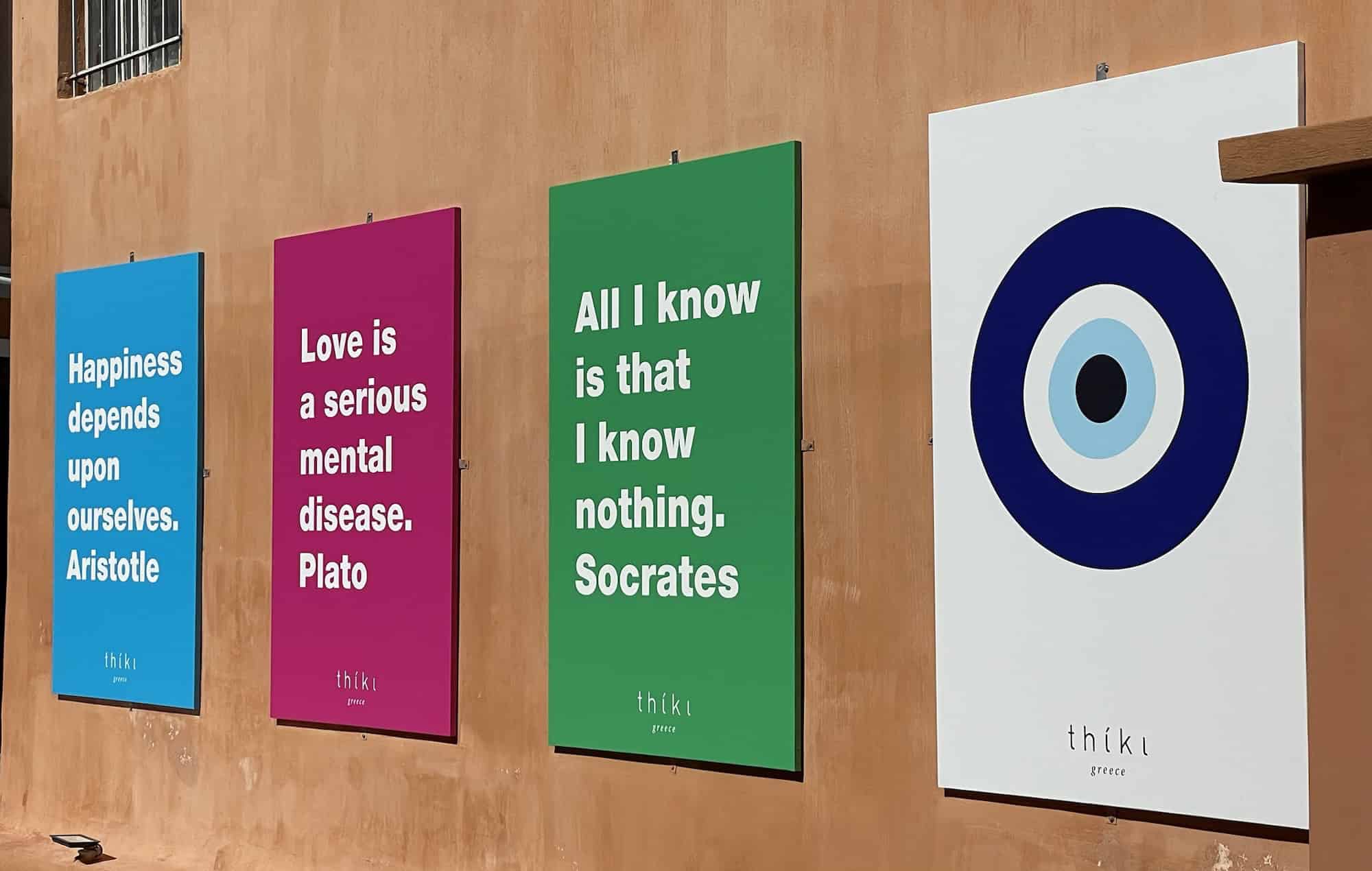 Plakate an der Wand mit griechischer Philosophen.