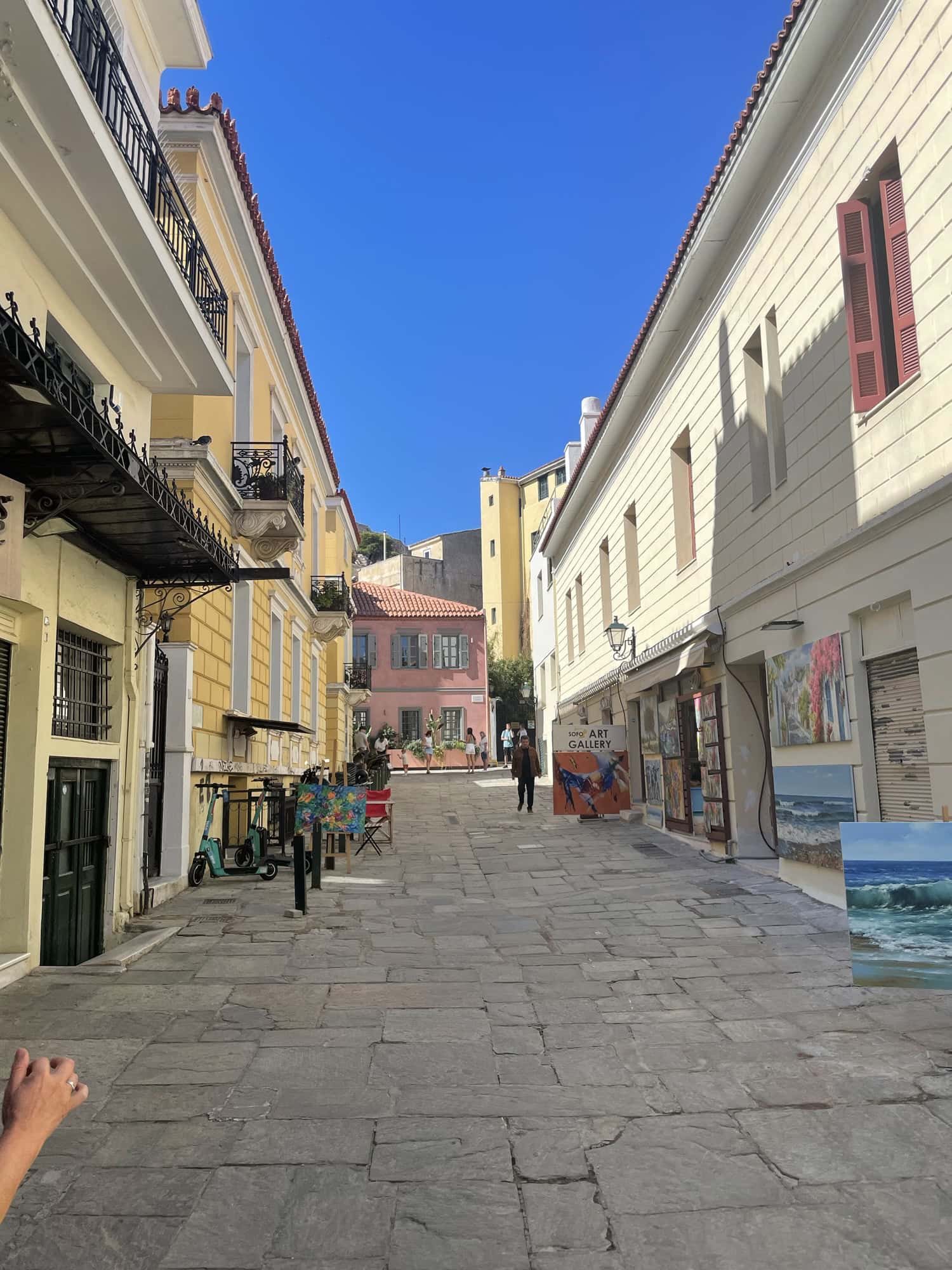 Blick in eine Gasse, links und rechts Häuser.