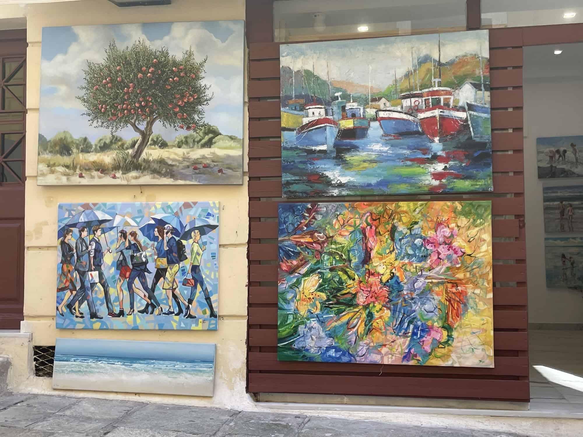 Eine Wand mit vier Bildern einer Gallerie.