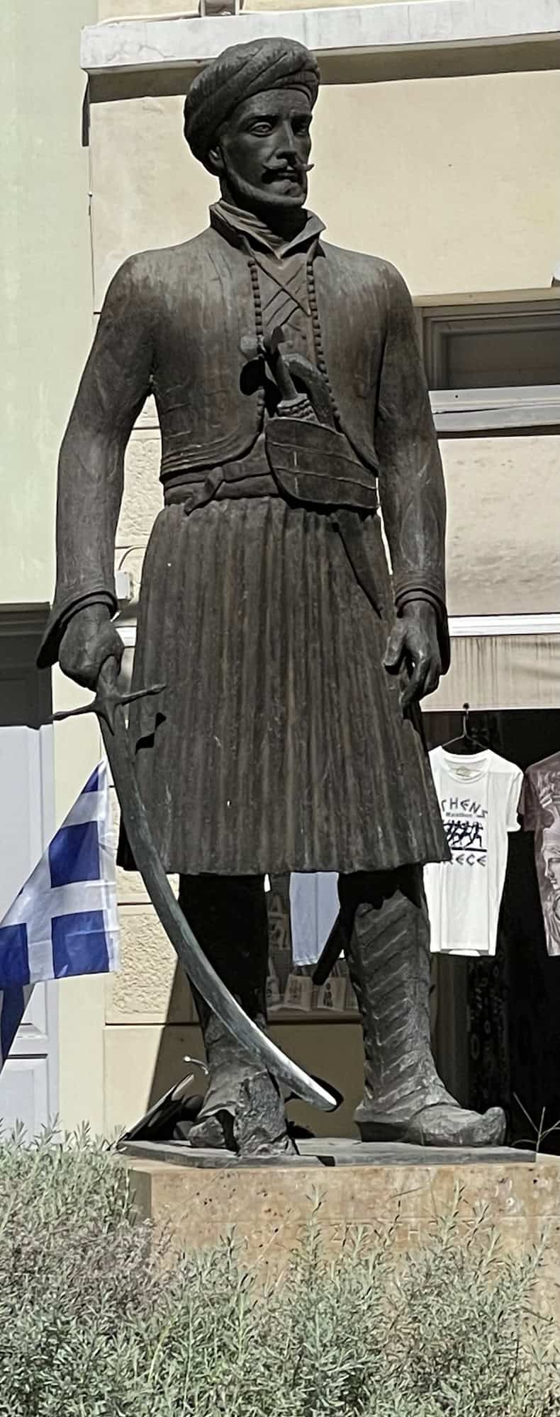 Eine Metallstatue eines osmanischen Kämopfers mit Krummsäbel.