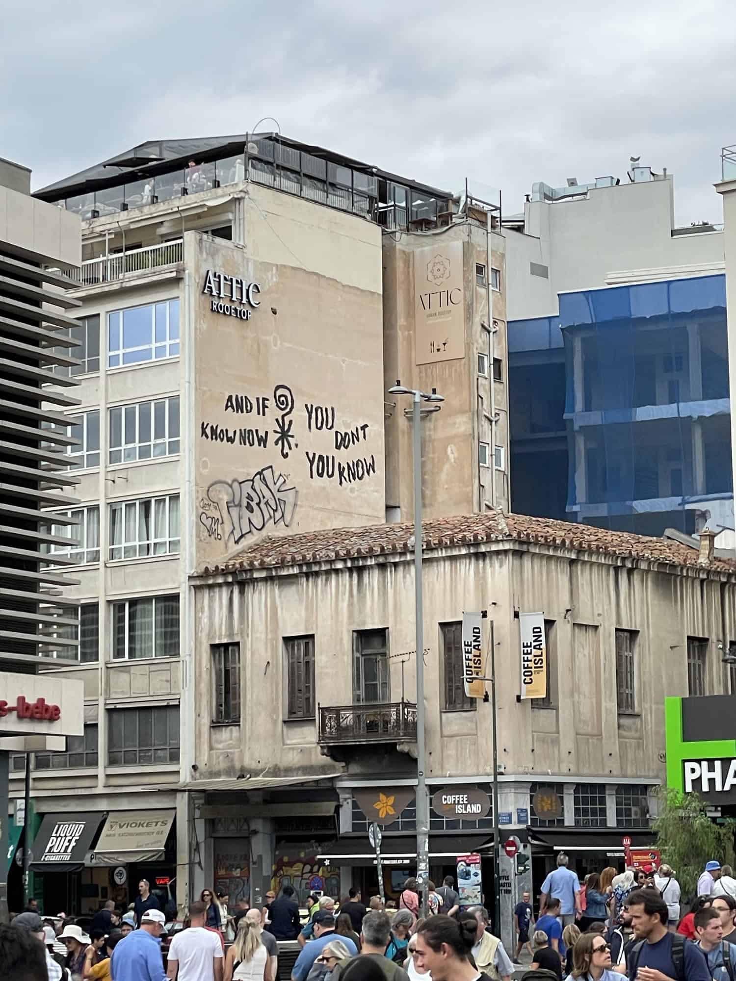 Innenstadt mit Menschen und hohen Gebäuden wie Hotels.