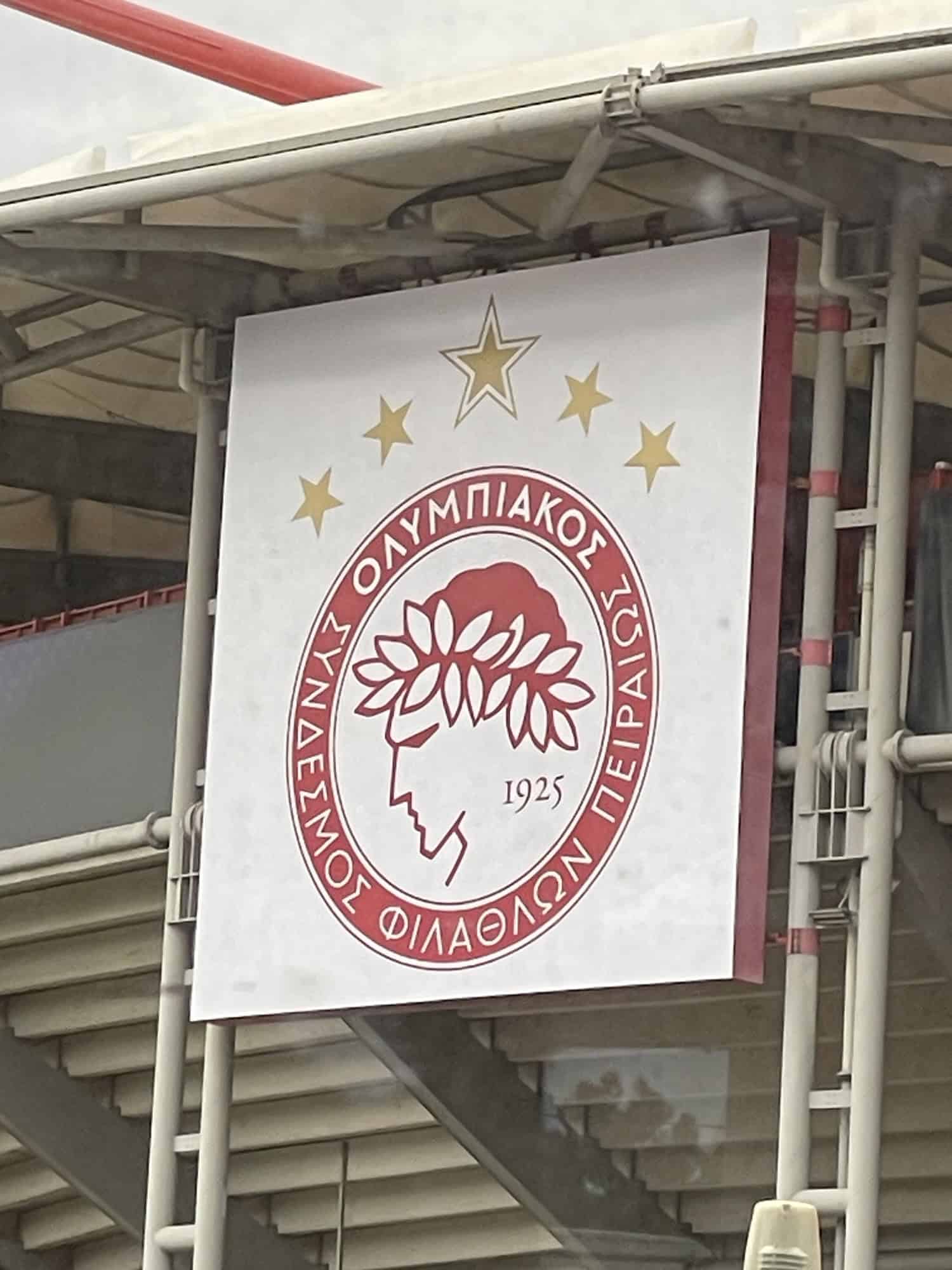 Am Olypiastadion ein Zeichen fürt den olypischen Stützpunkt der Dpiele der Neuzeit,