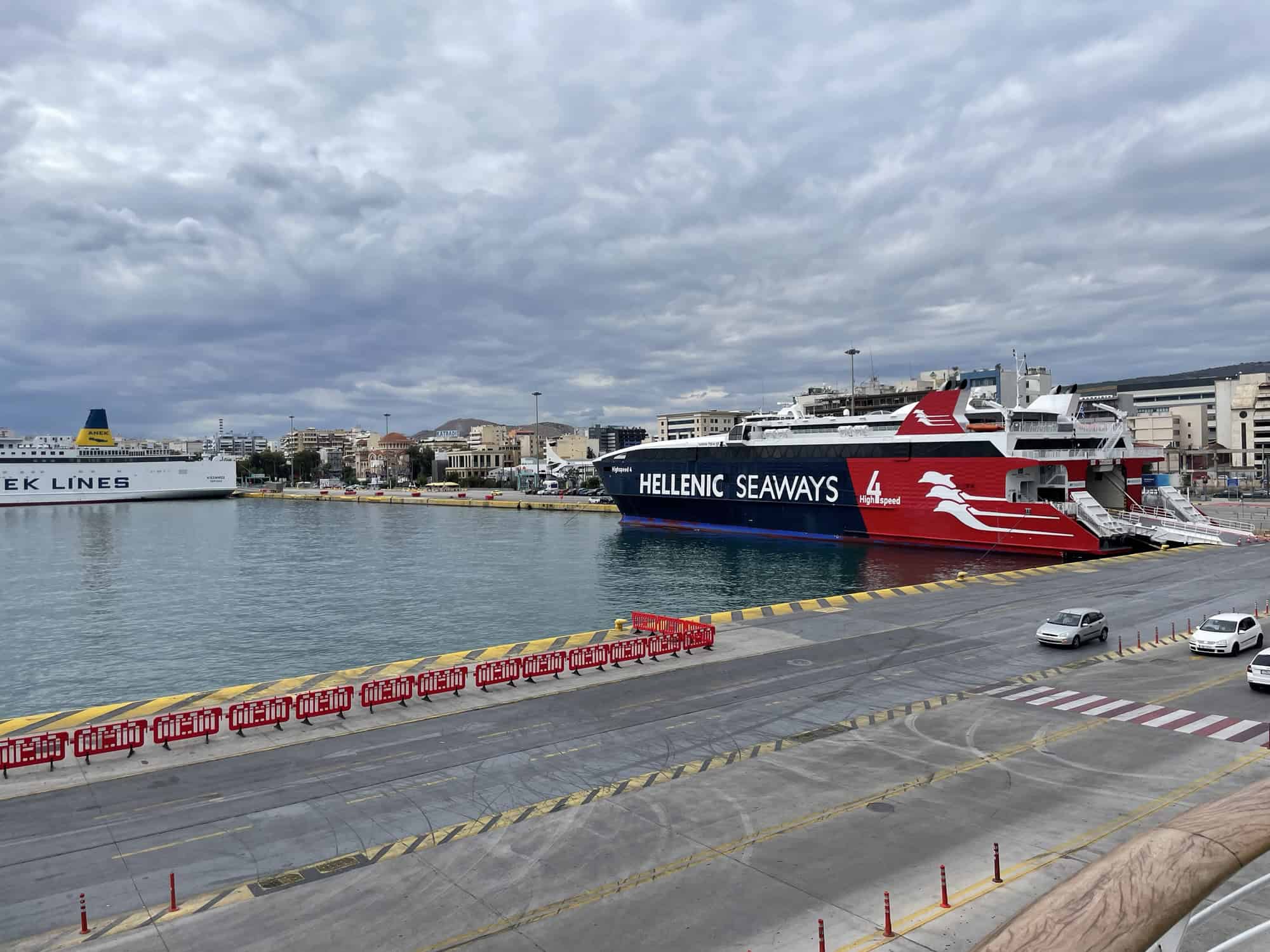 Blick in den Hafen mitveiner Autofähre.