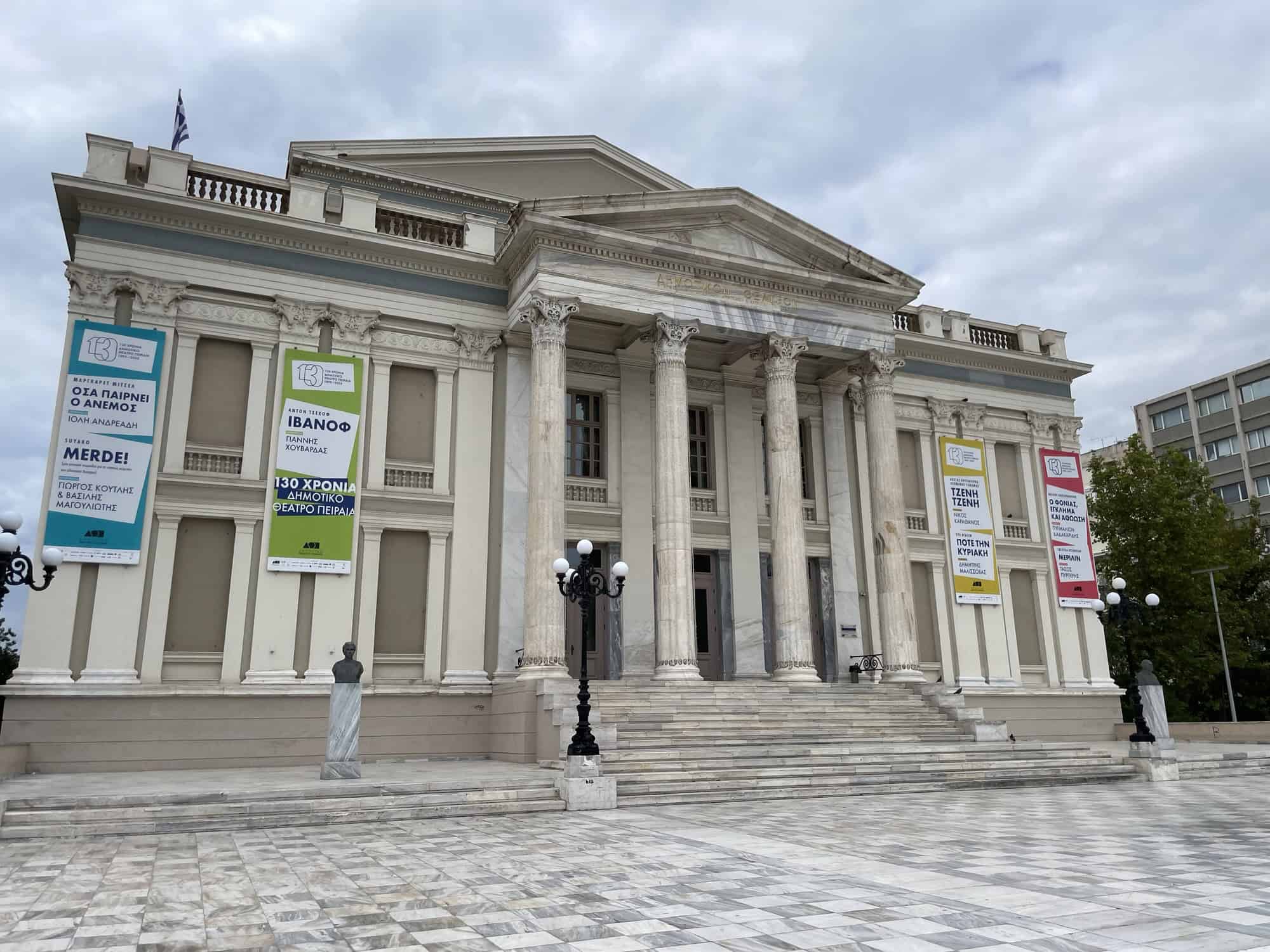 Ein offizielles Gebäude aus hellem Naturstein mit grßen Säulen.