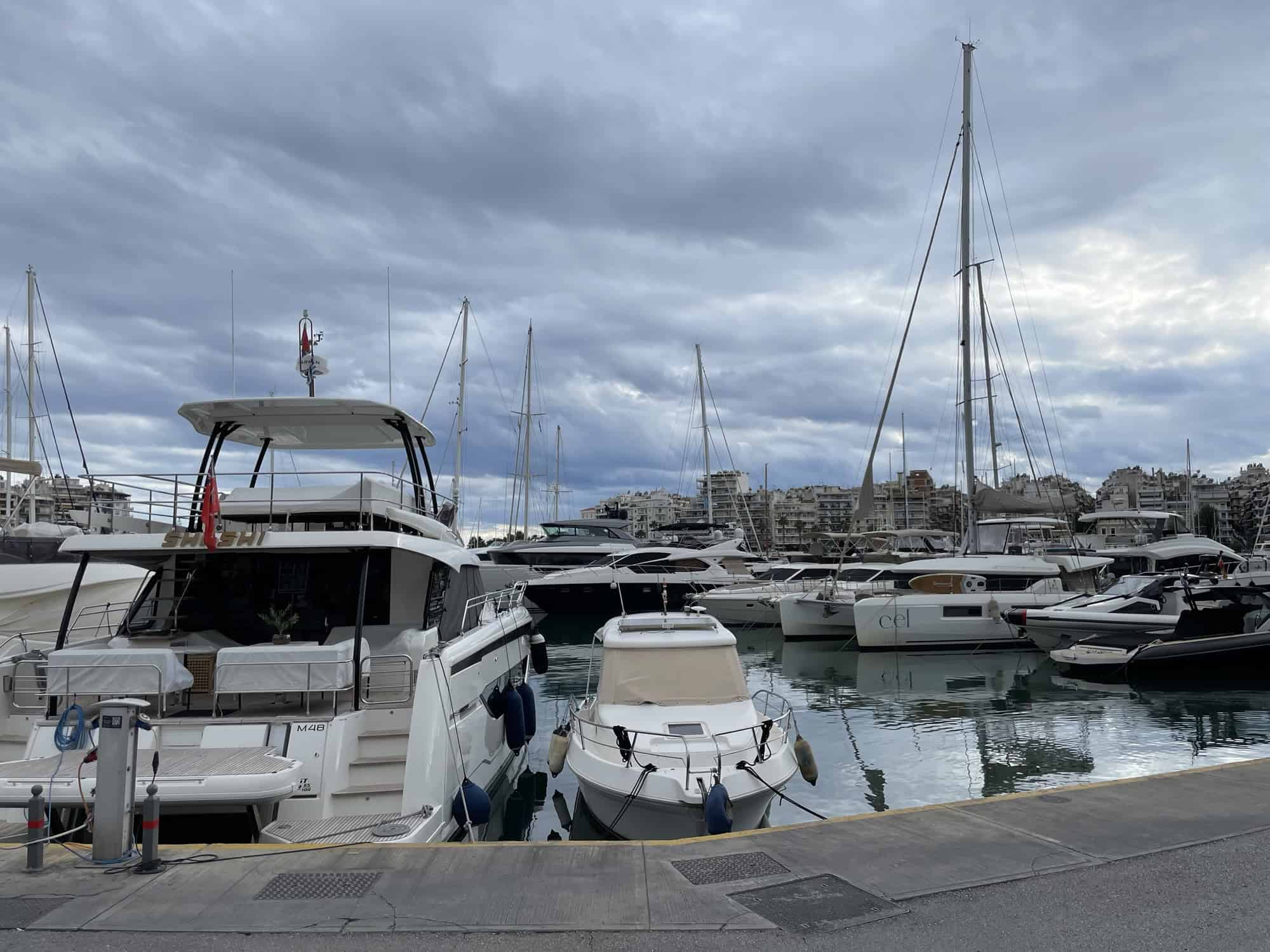 Der Hafen von Piräus mit Booten und Jachten.