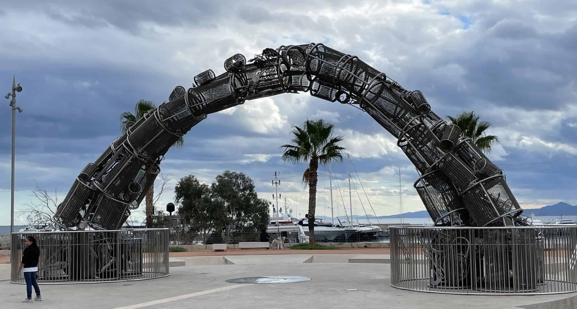 Am Hafen von Piräus ein geoßer halbrunder Bogen aus Metallkörben.