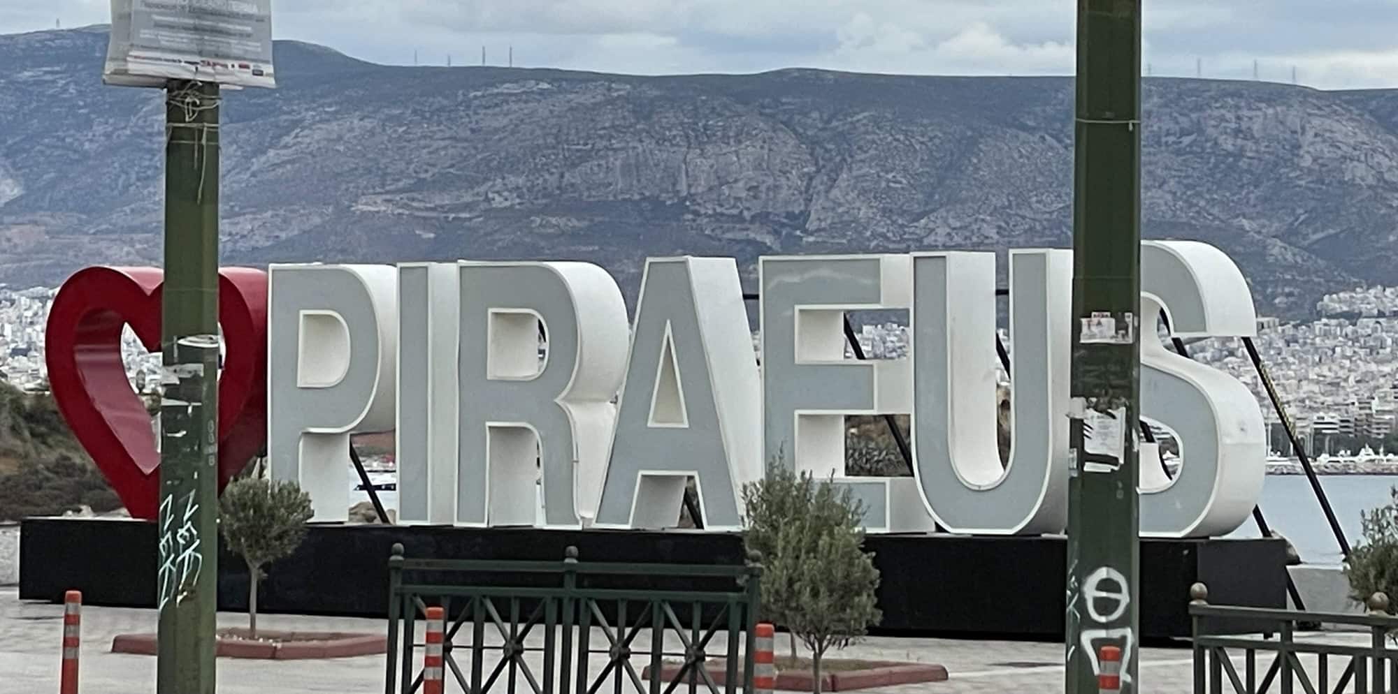 Großes 'Love Piraeus'-Zeichen am Hafen von Piräus.