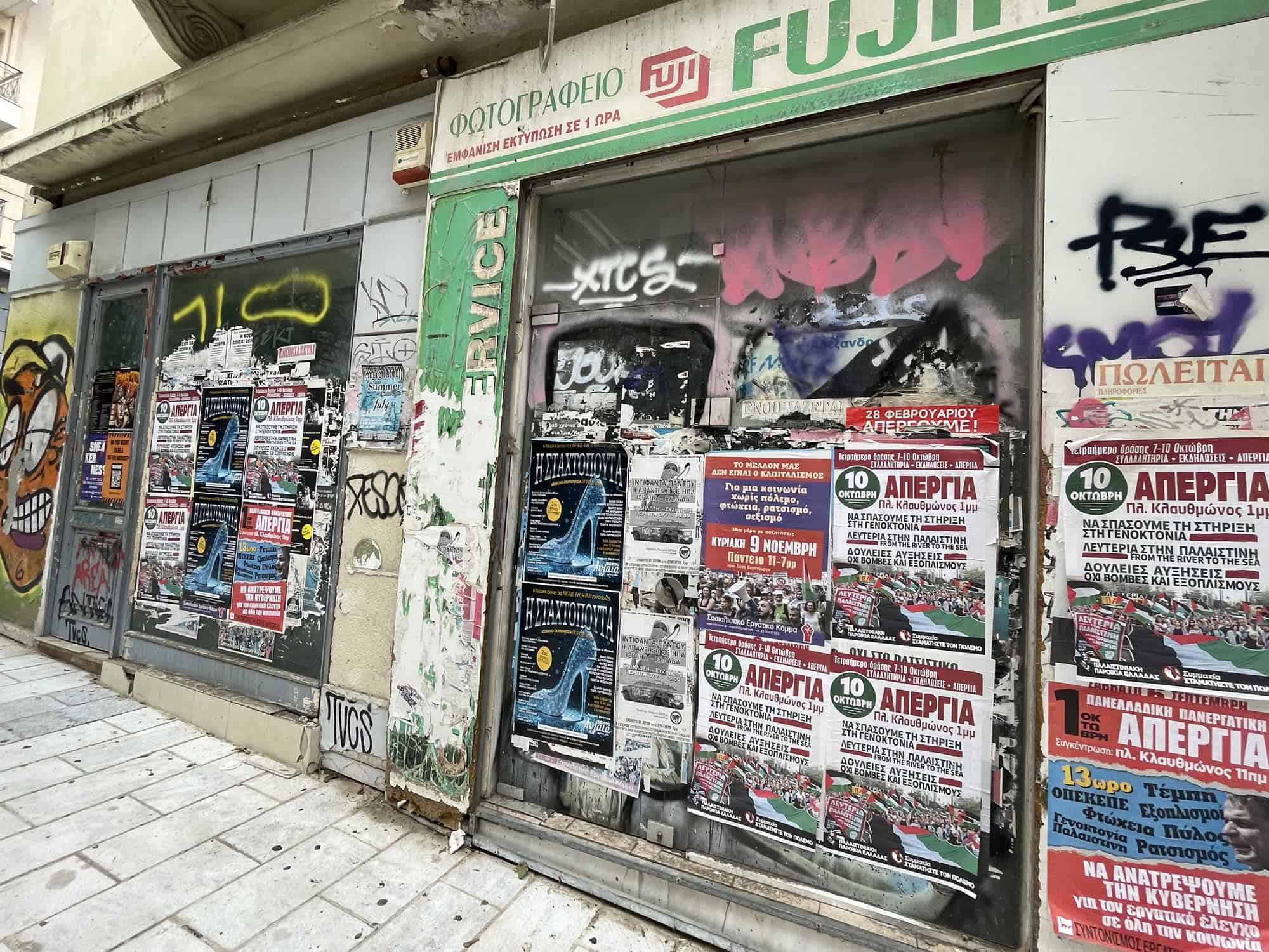 Geschäftswand mit zugeklebten Fenstern mit Werbeplakaten.