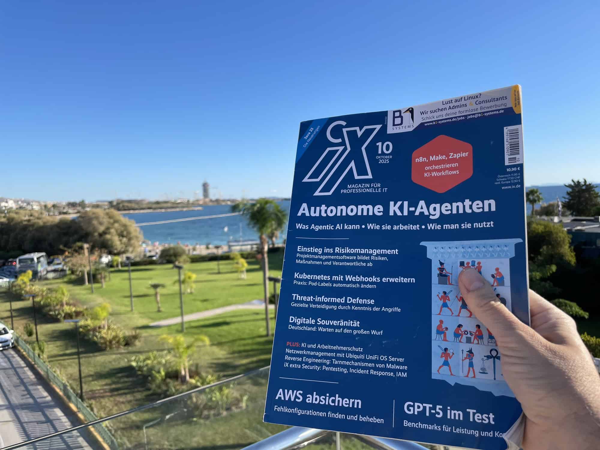 iX 10/25 und im Hibtergrund Grün und etwas Meer Glyfada bei Athen.