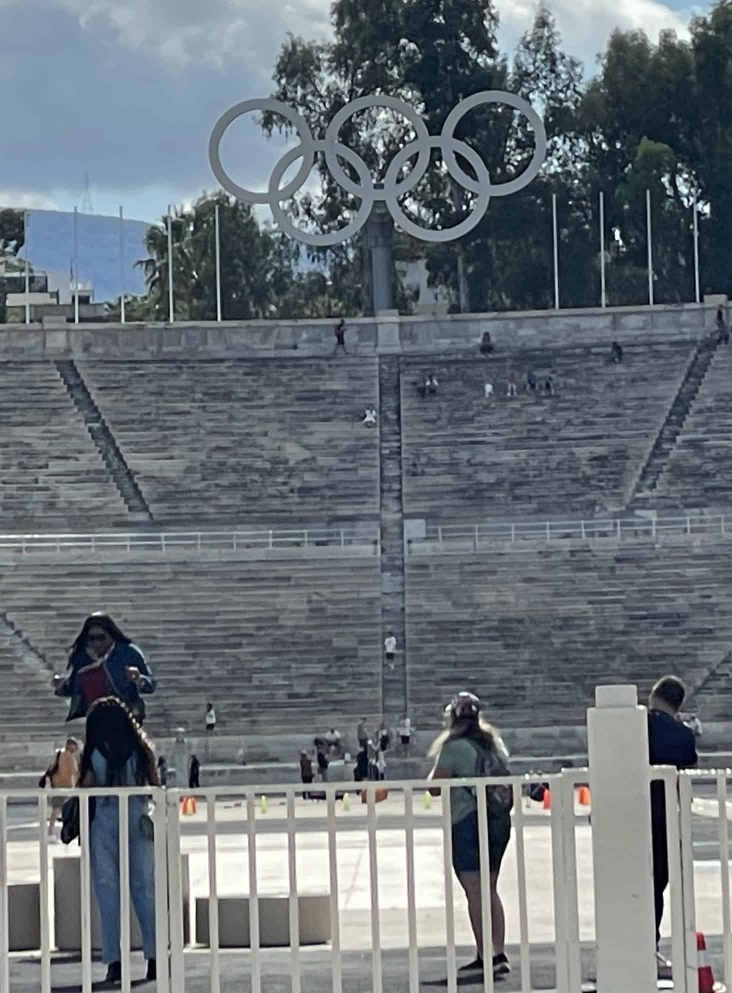 Ausschnitt des Olypiastadions mit den fünf ilypischen Ringen.