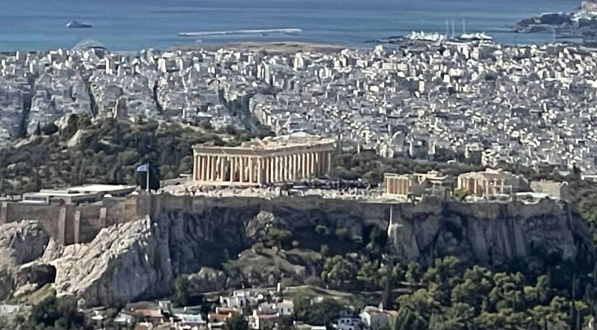 Akropolis auf dem Berg, stark herangetoomt.