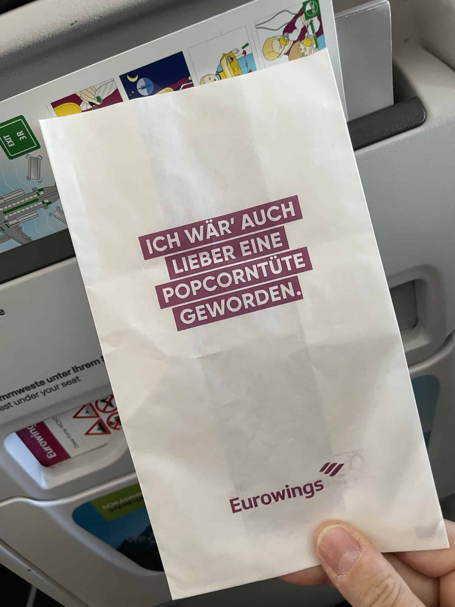 Eurowings-Kotztüte: ICH WÄR' AUCH LIEBER EINE POPCORNTÜTE GEWORDEN.