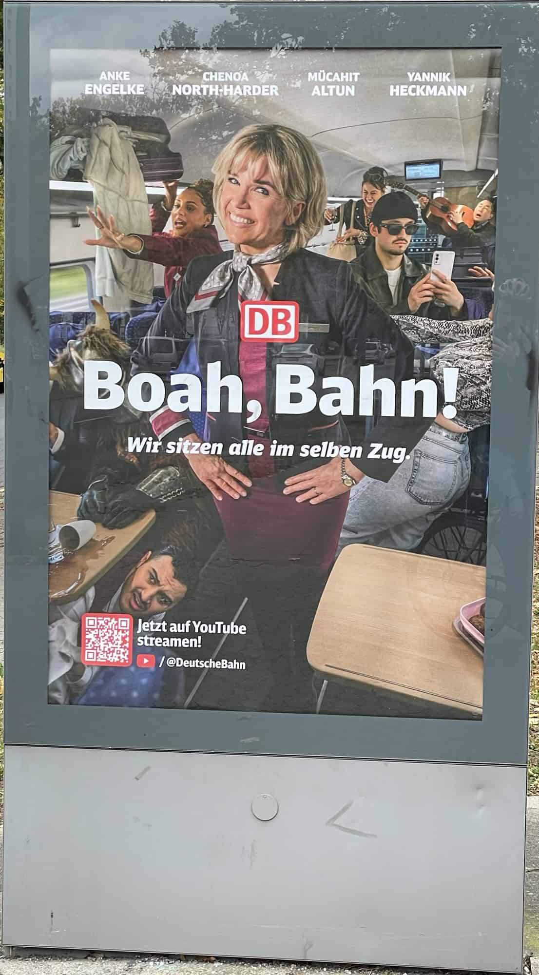 Außenwerbung mit Deutsche Bahn Reklame mit Anke Engelke: Boah, Bahn! Wir sitzen alle im selben Zug.