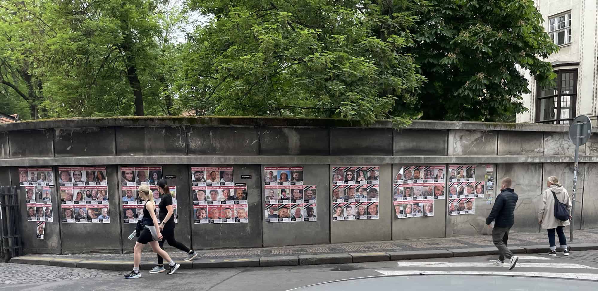 Mauer mit Postern Verschleppter in Prag.
