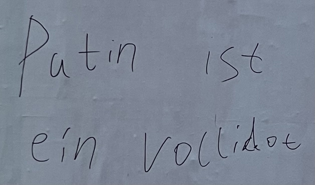 Vergeößerung des Drangescgriebenen: Putin ist ein Vollidiot.