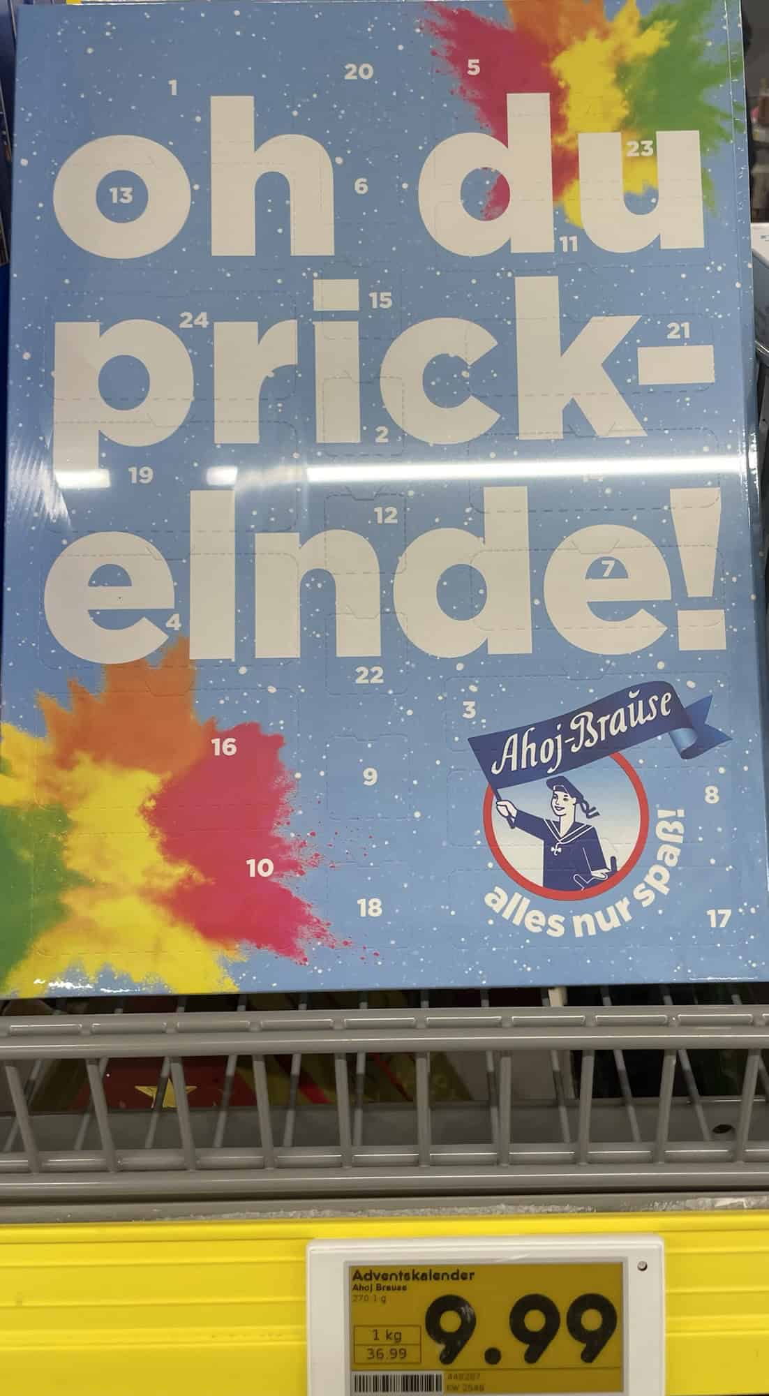 Adventskalender von Ahoi-Brause im Supermarktregal mit Preisschild: oh du prickelnde!