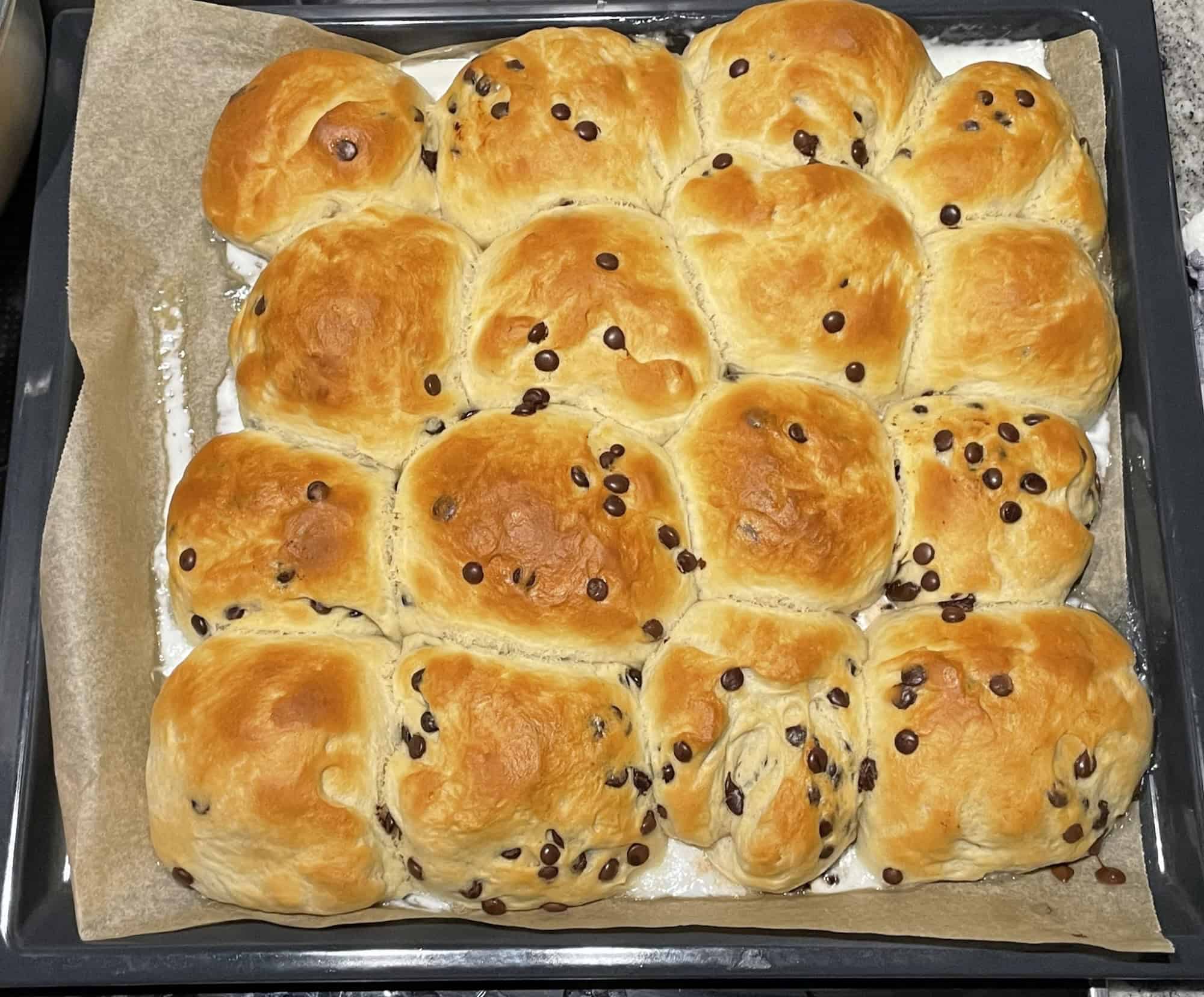 Blech mit offenfrischen Schokobrötchen.