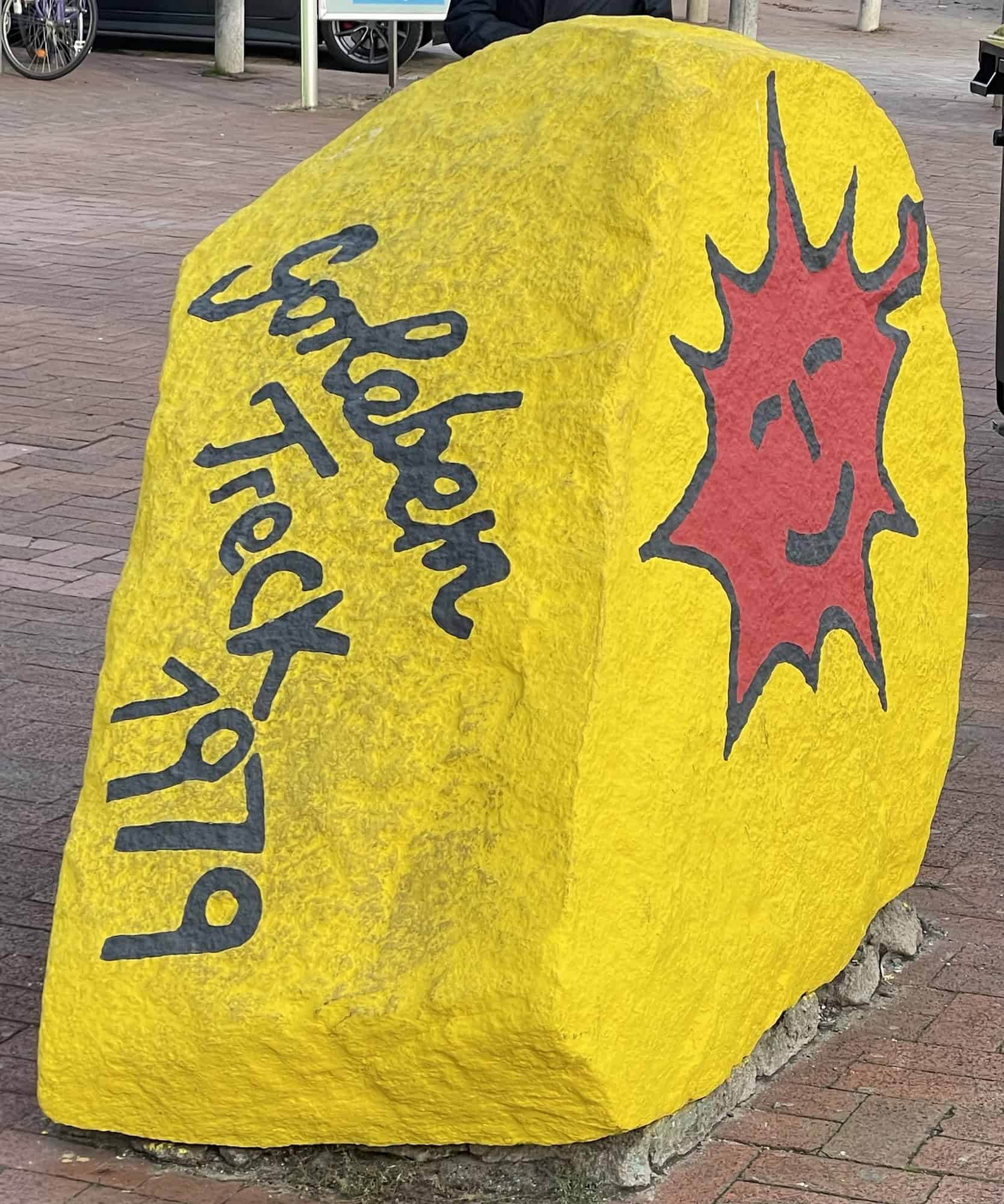 Der große (ca. 1,20m) gelbe Gorlevenstein mit 'Gorleben Trwck 1979' -Schriftzug und rotem Atomstern.