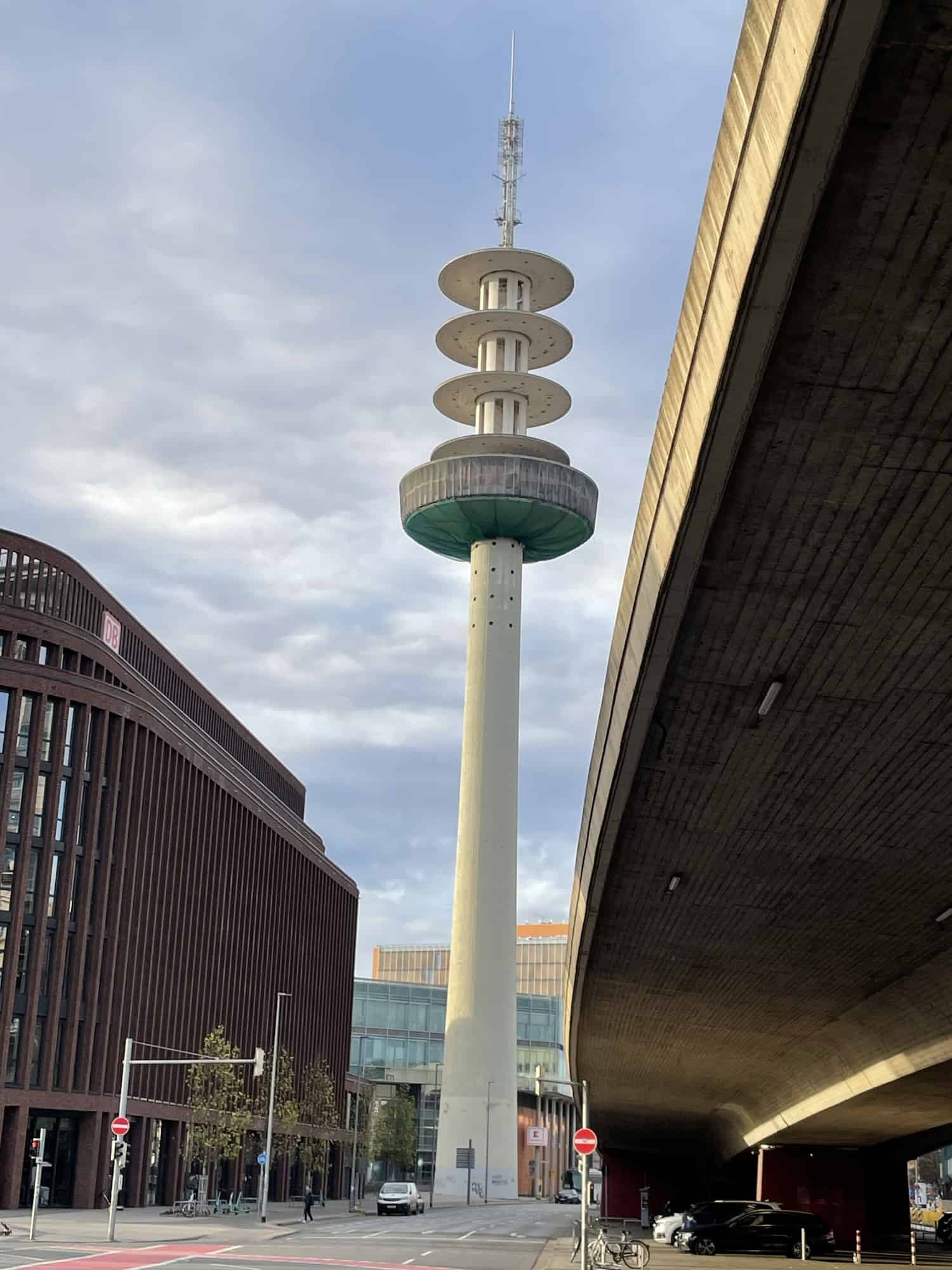 Der Funkturm hinter Hannoverschen Bahnhof durch Hochstraße rechts und links durch den Bahnbau eingerahmt.