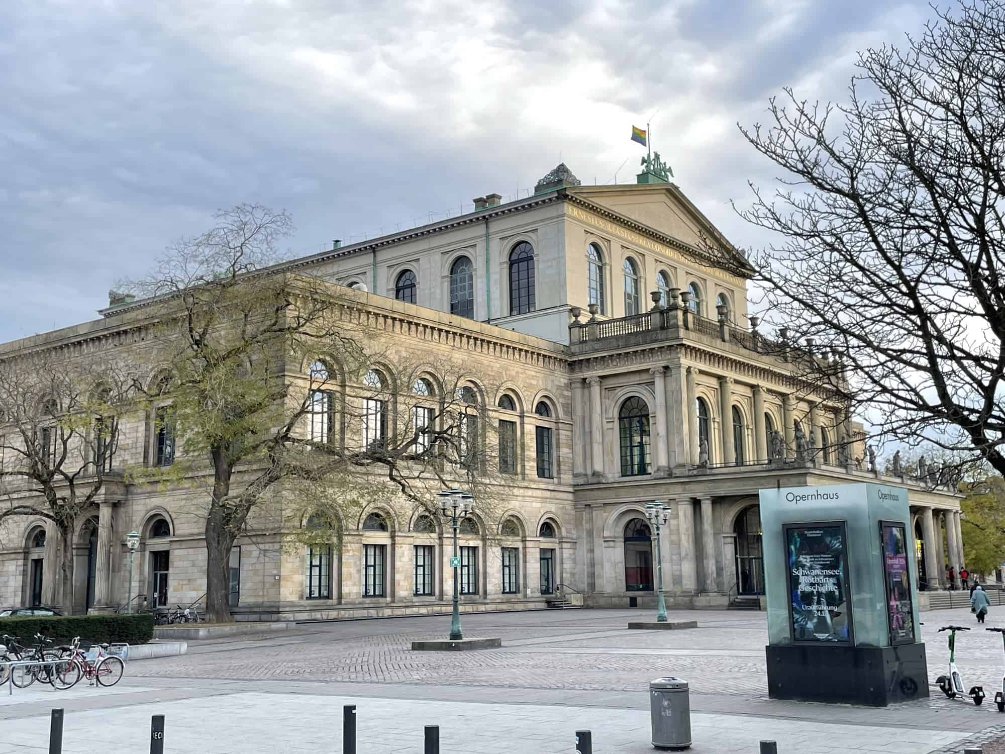 Die niedersächsische Staatsoper Hannover von der Seite.