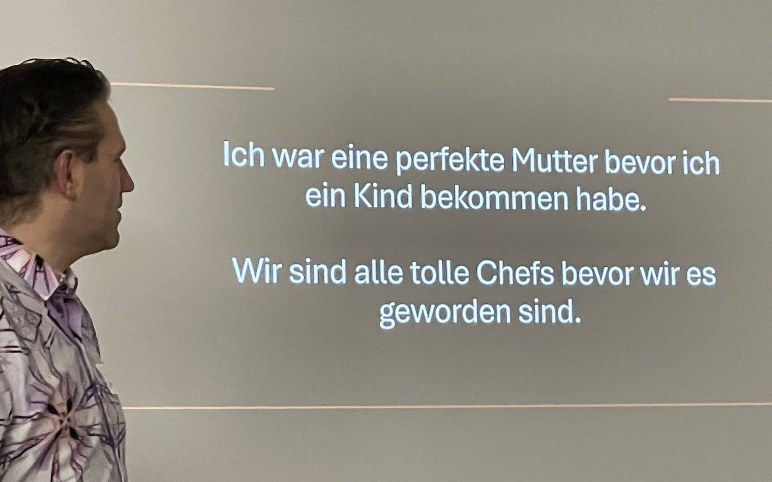 Vortragende Alex Links mit Soruch zur perfekten Mutter/Chef, bevor es eintrat.