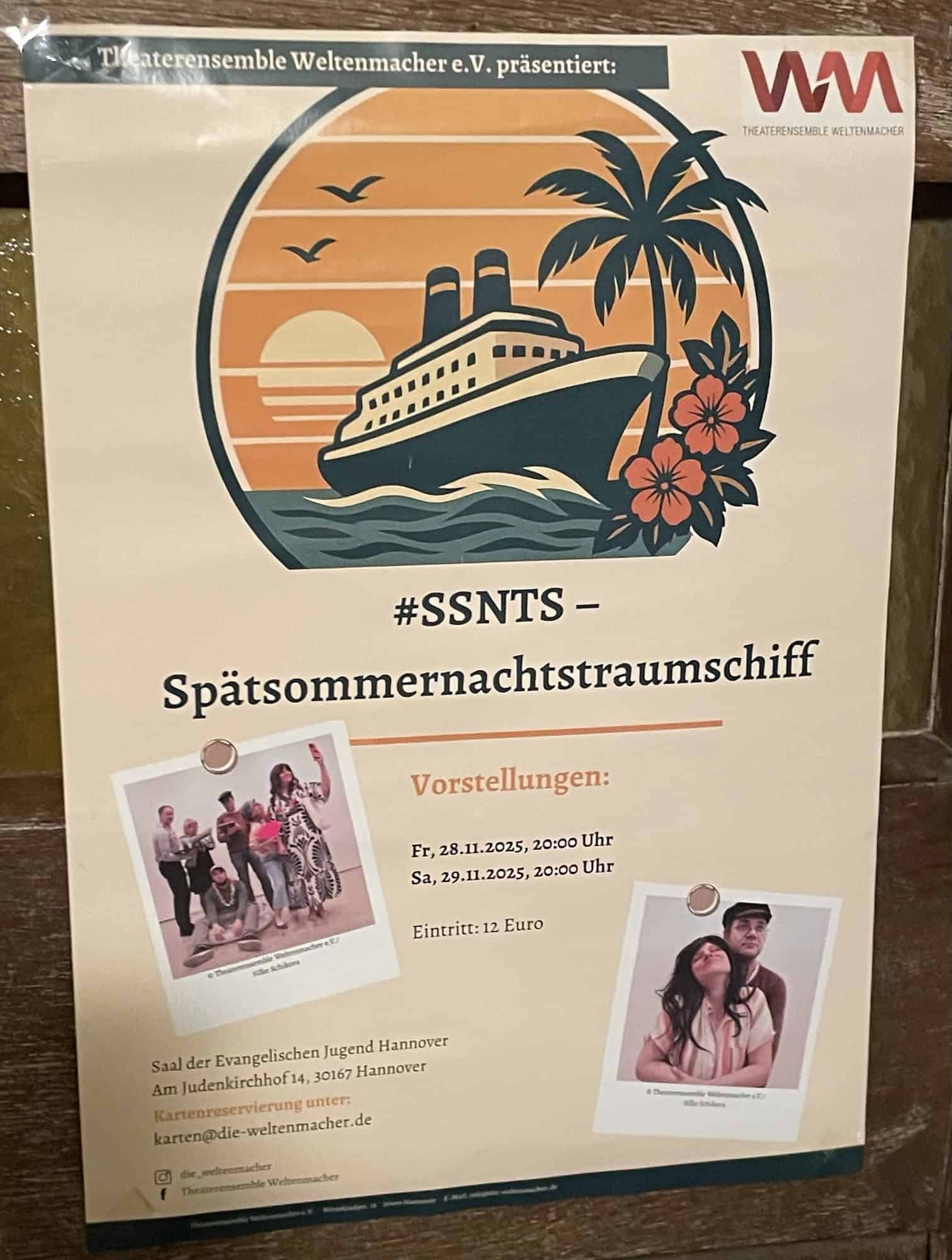 Theaterplakaranschla an Tür für das Stück '#SSNTS - Spätsommernachtstraumschiff'