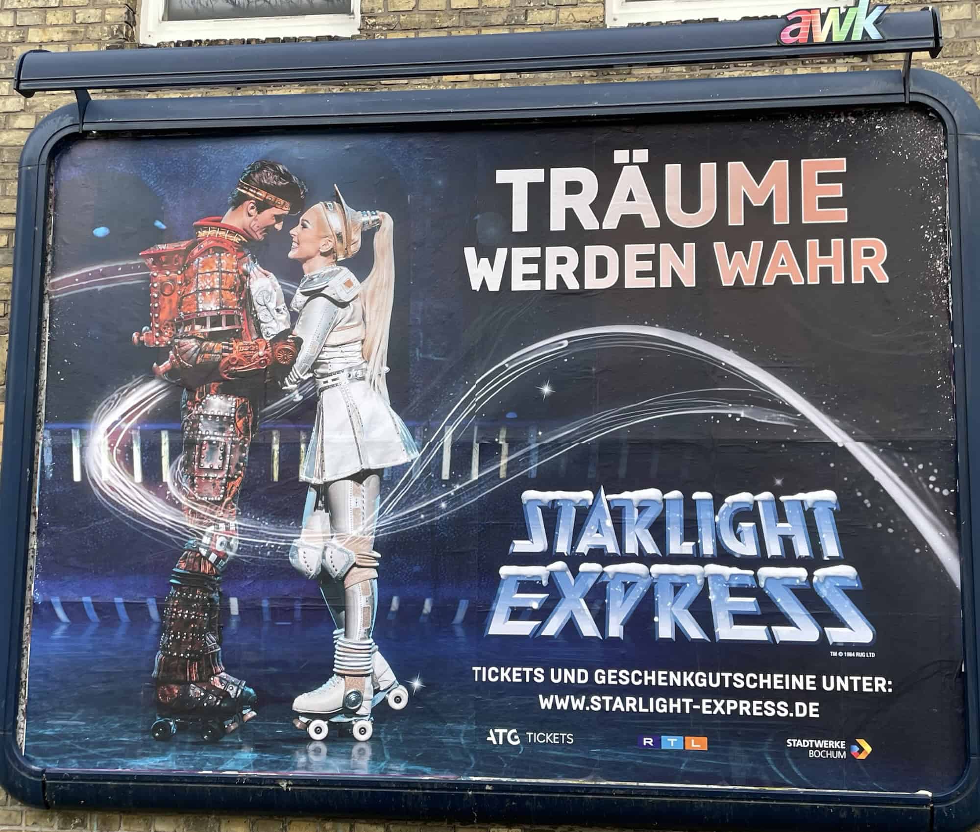 Plakatwerbung an Wand: Träume werden wahr mit einem Starglight Rollschuhpaar und im Hintergrund die Rollschuhbahn.
