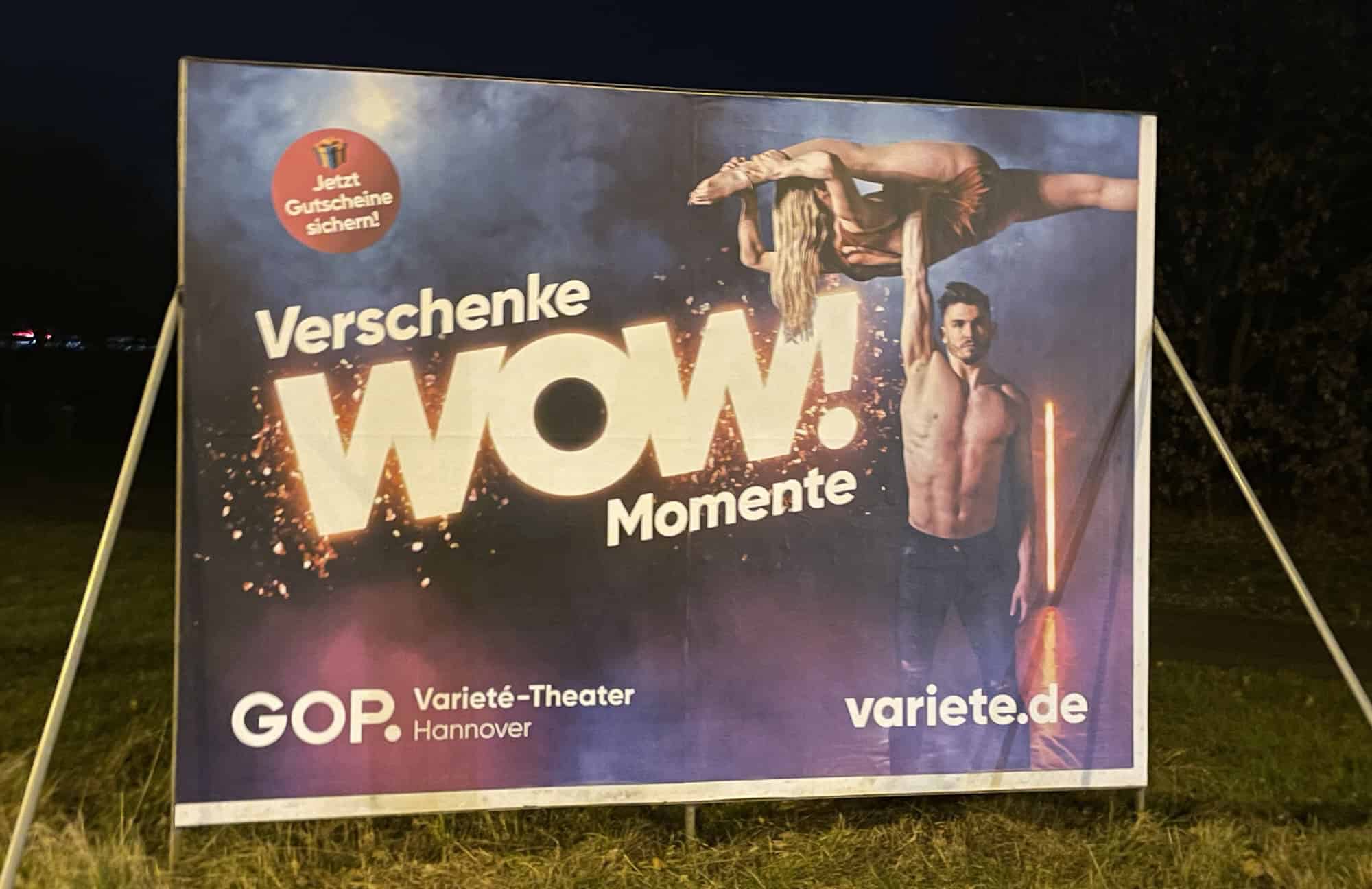 Frei stehendes Außenplakat: Verschenke Wow! Momente für das GOP Variete-Thester in Hannover.