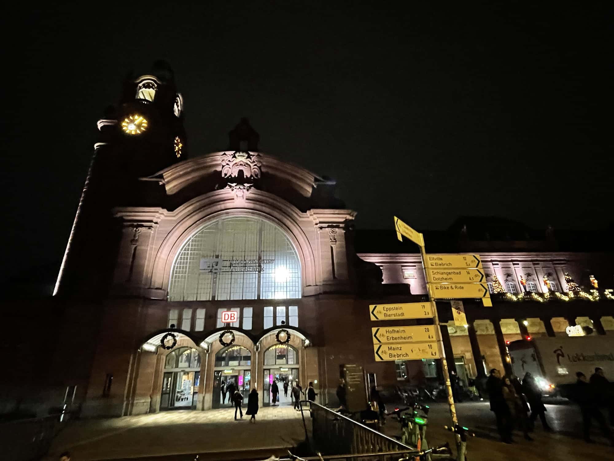 Der Wiesbadener Hauptbahnhof im Dunkeln angeleuchtet.