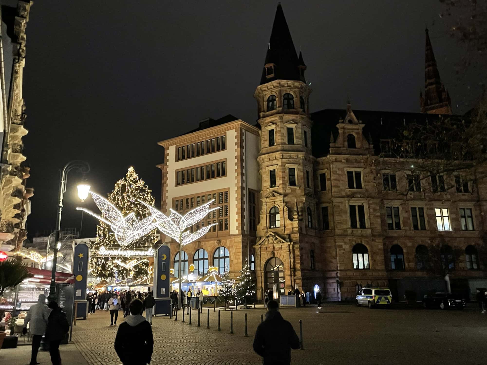 Beginn des Wiesbadener Weihnachtsmarkes Sternschnuppenmarkt.