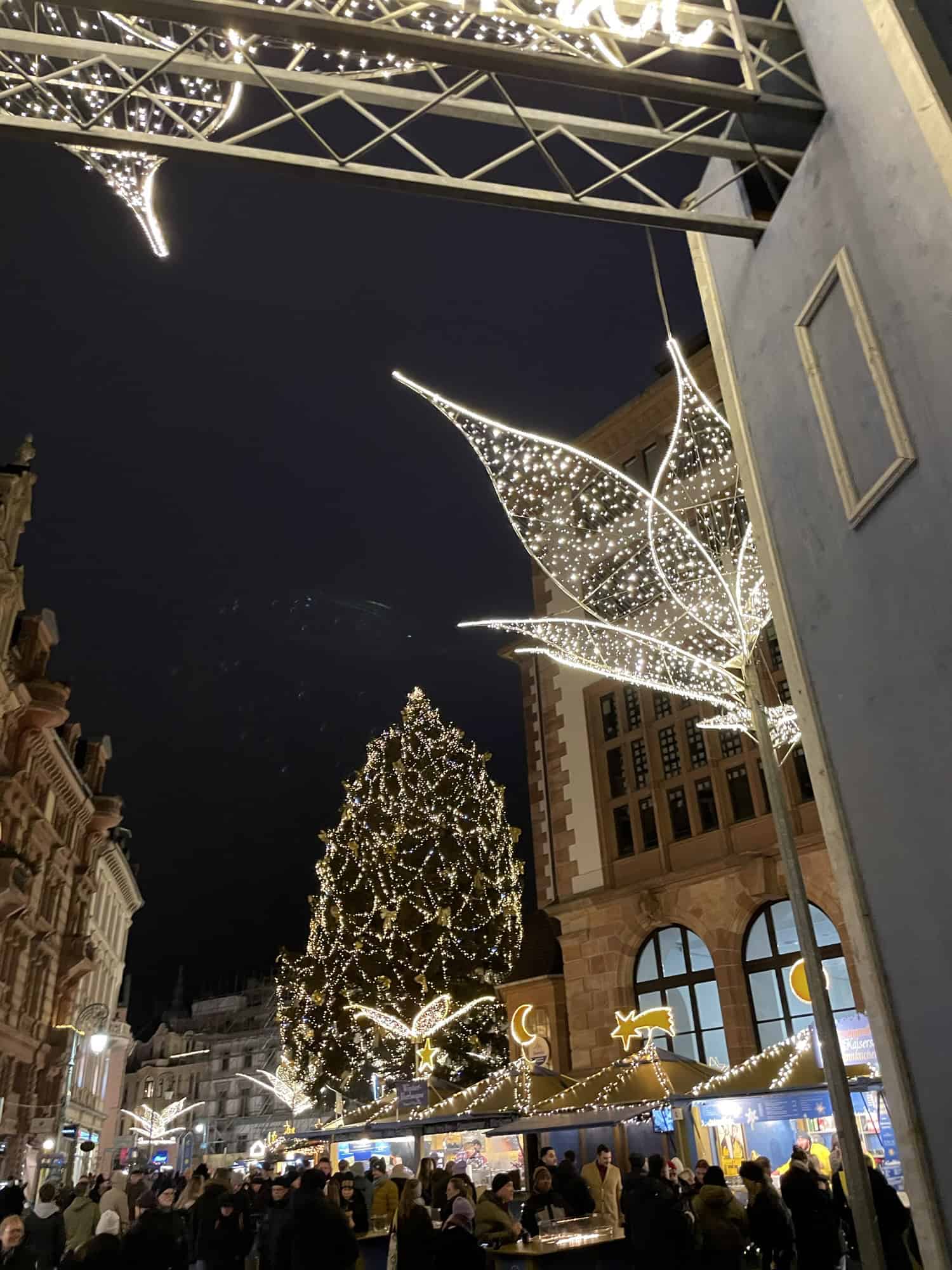 Der Durchgang des Weihnachtsmarktes mit vielen Leuchtschmuck über den Buden.