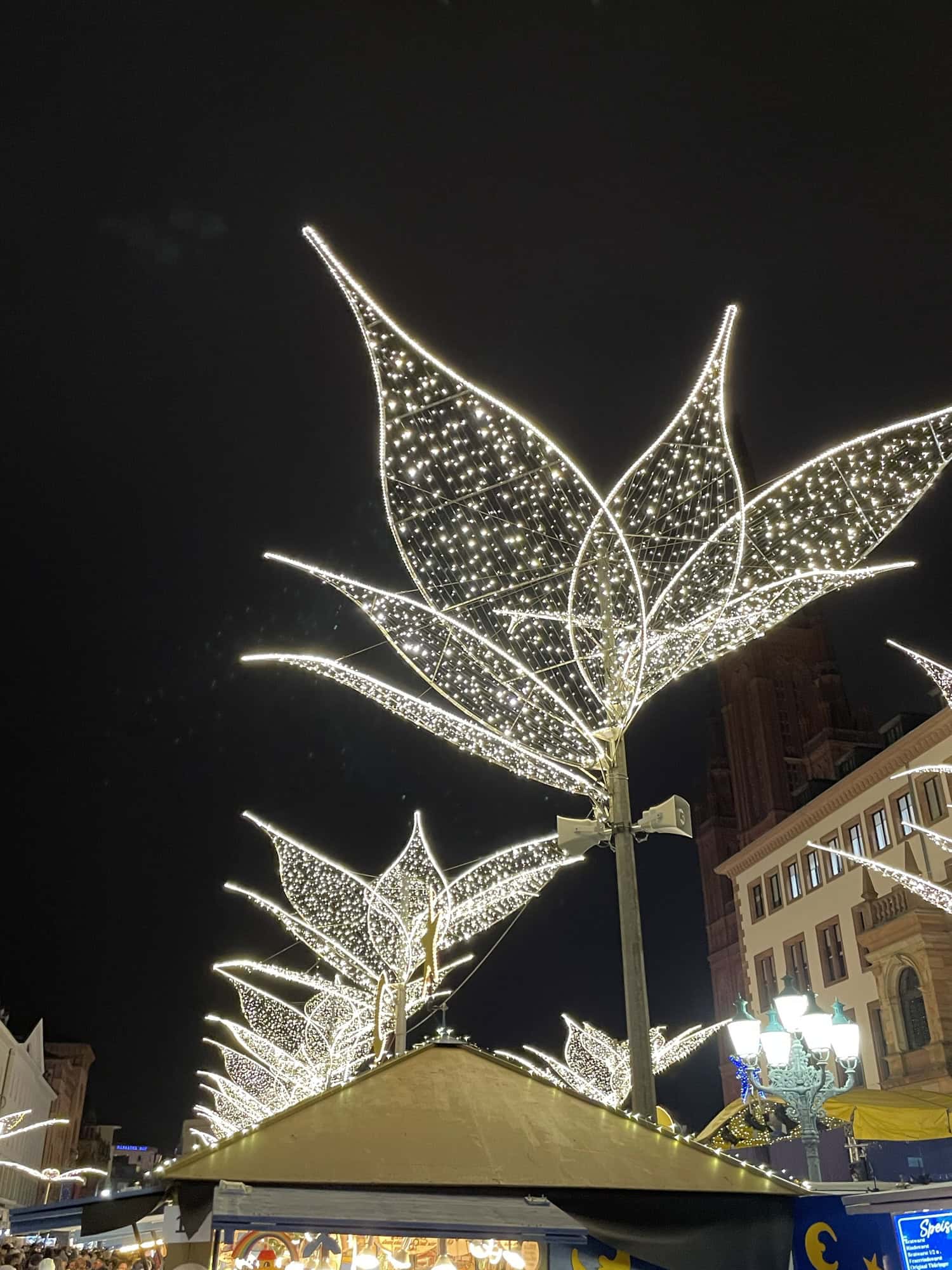 Großaufnahme der leuchtenden Blumenschmuckelemente auf den Buden.