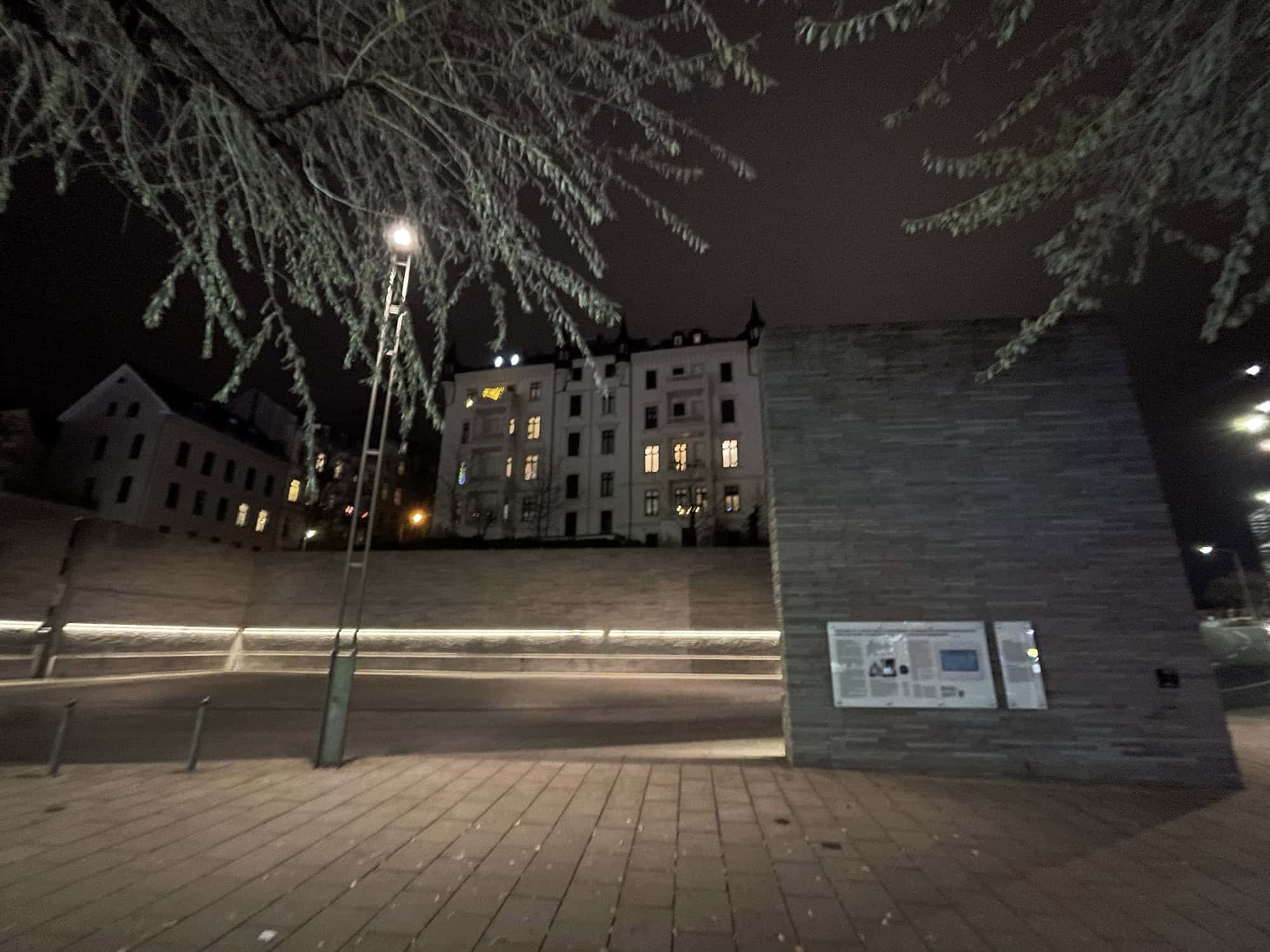 Ein kleiner Platz vor Wohnhäusern.