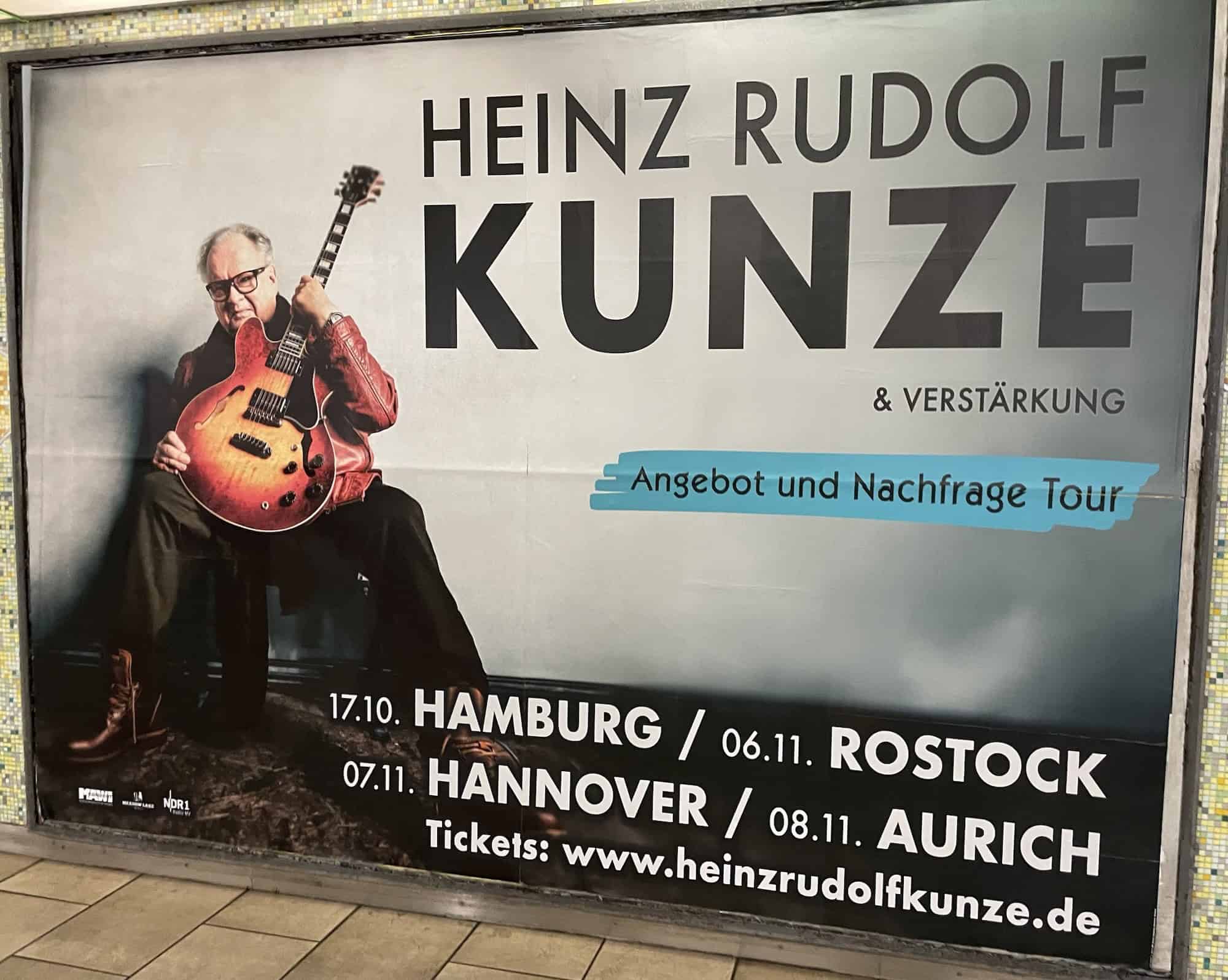 Großplakat mit Heinz Rudolf Kunze Tourneereklame und Sänger links mit Gitarre.