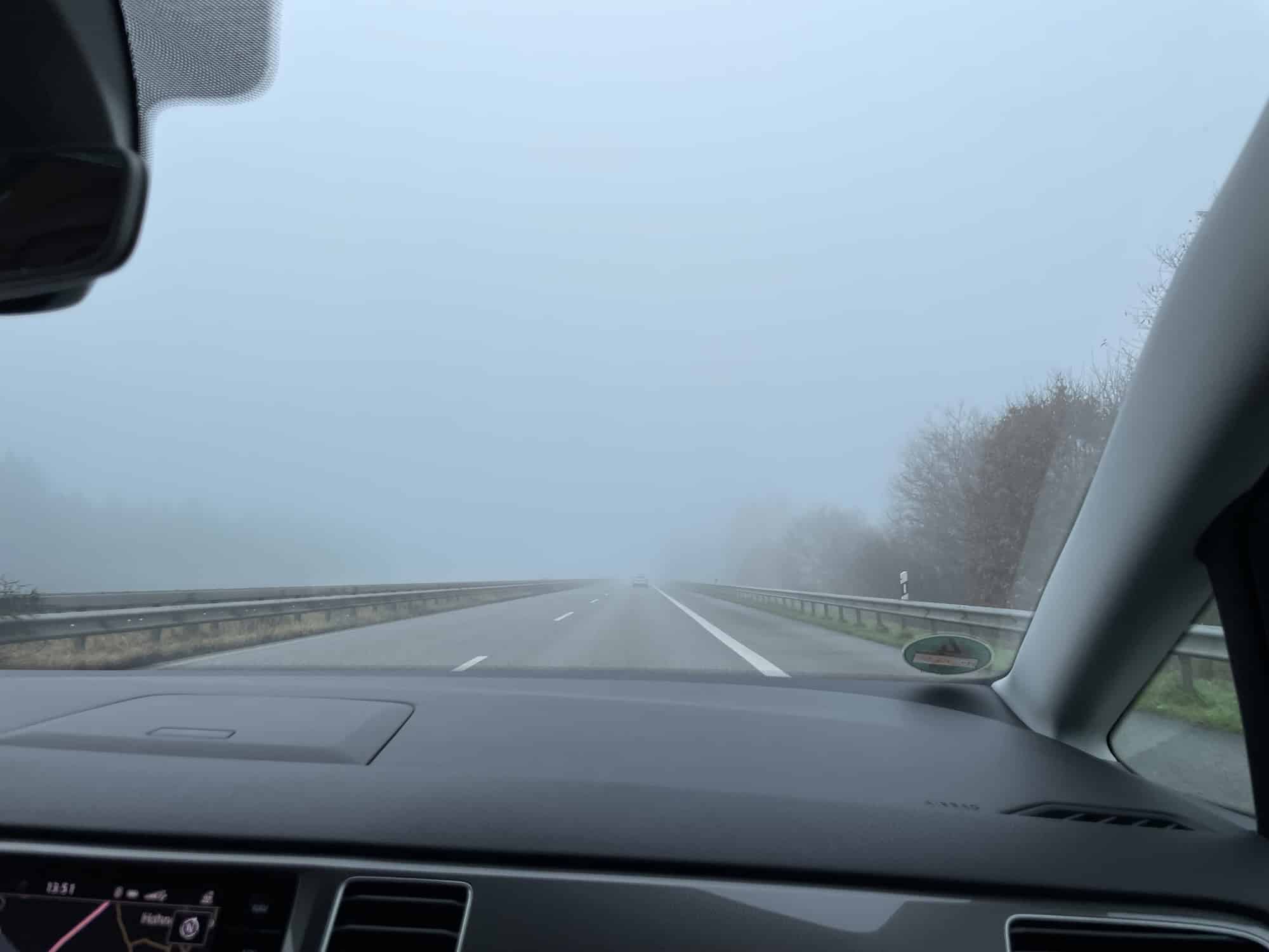 Aus der Frontscheibe auf der Autobahn: Nebel voraus.
