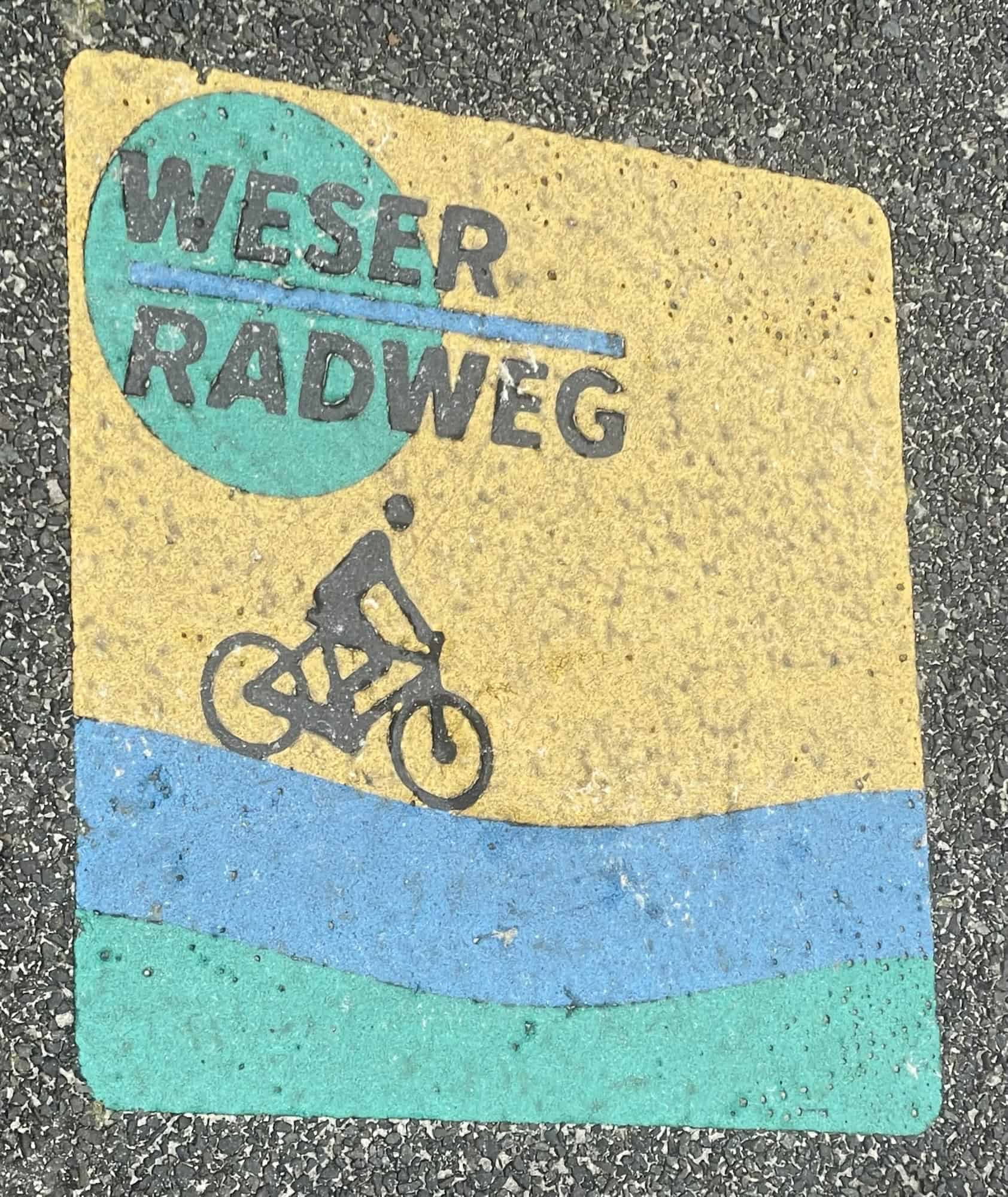 Kugelbarke mit Tanker im Hintergrund, davor der winterliche Strand.